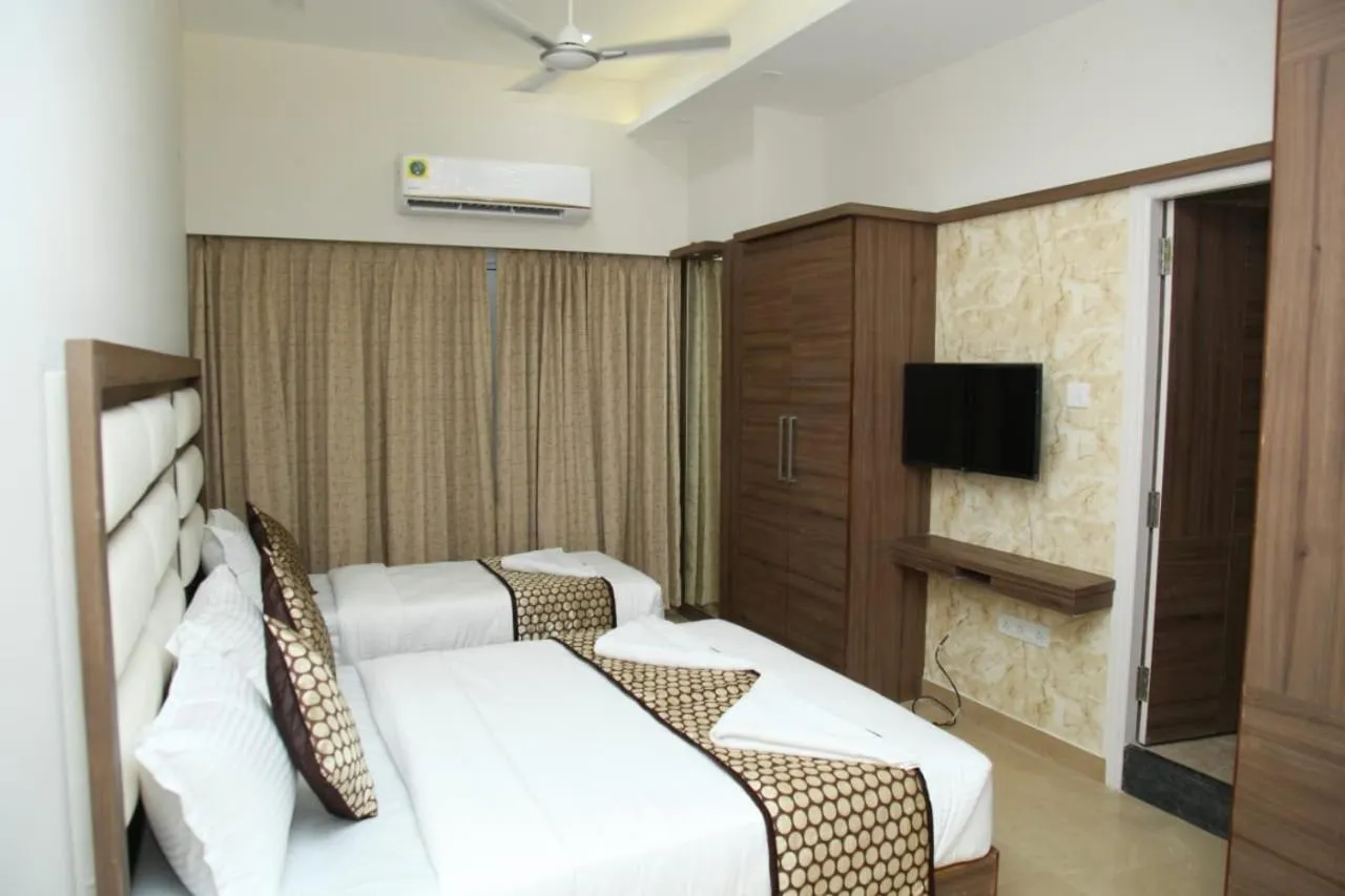 Communal lounge/ TV room, Bed in century courtyard