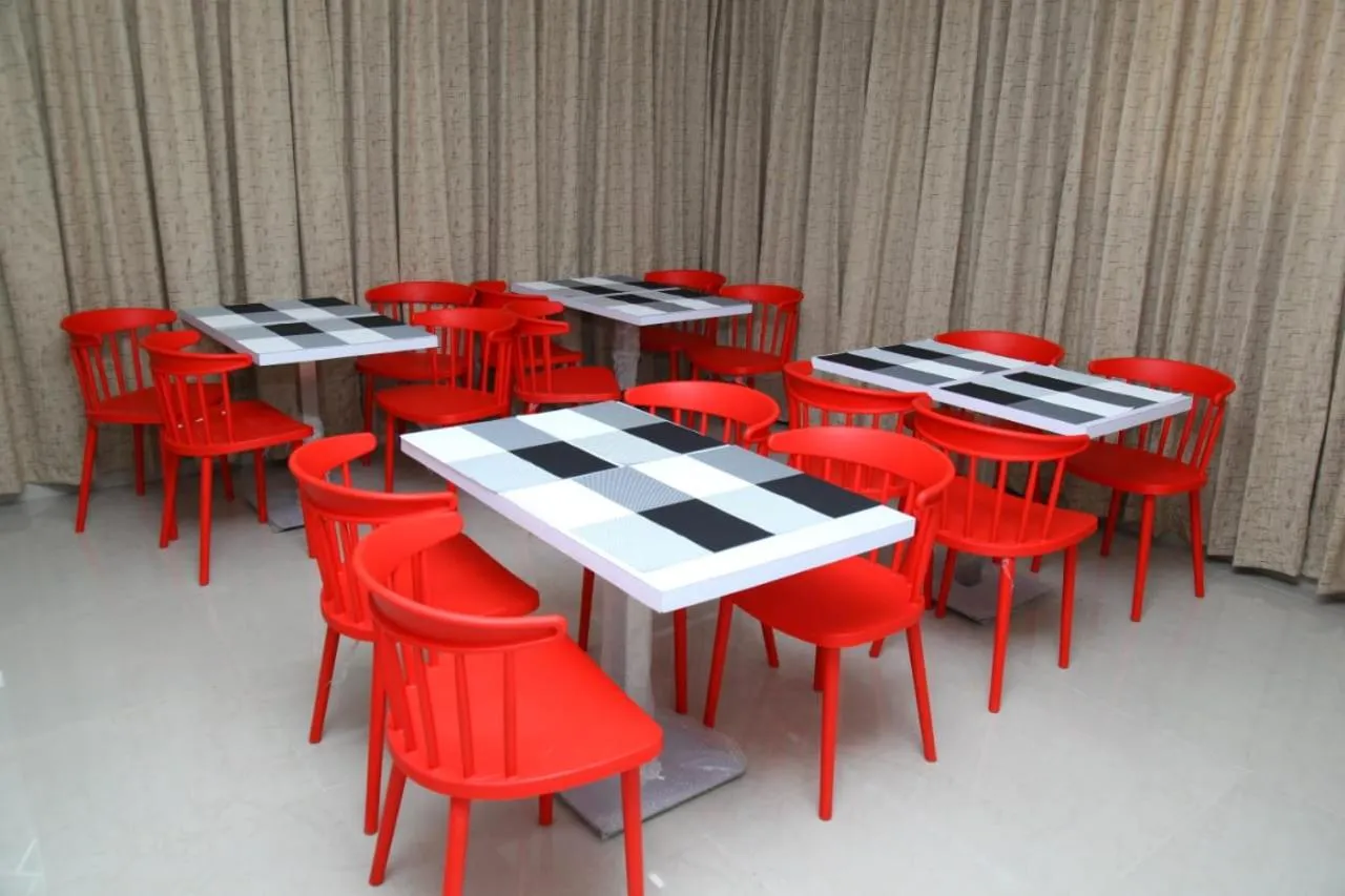 Breakfast in century courtyard