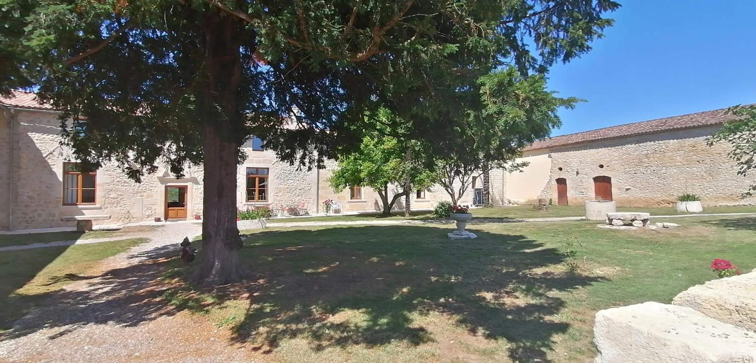 Garden in Domaine de Gaïa, Piscine, Pétanque, Ping Pong, proche Saint-Emilion