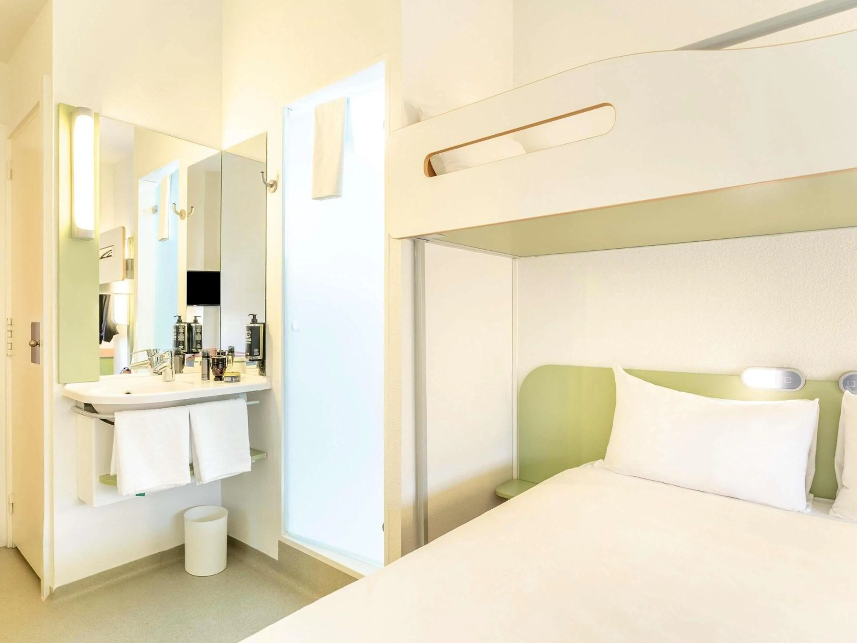 Bedroom, Bed in Ibis Budget Madrid Calle Alcalá