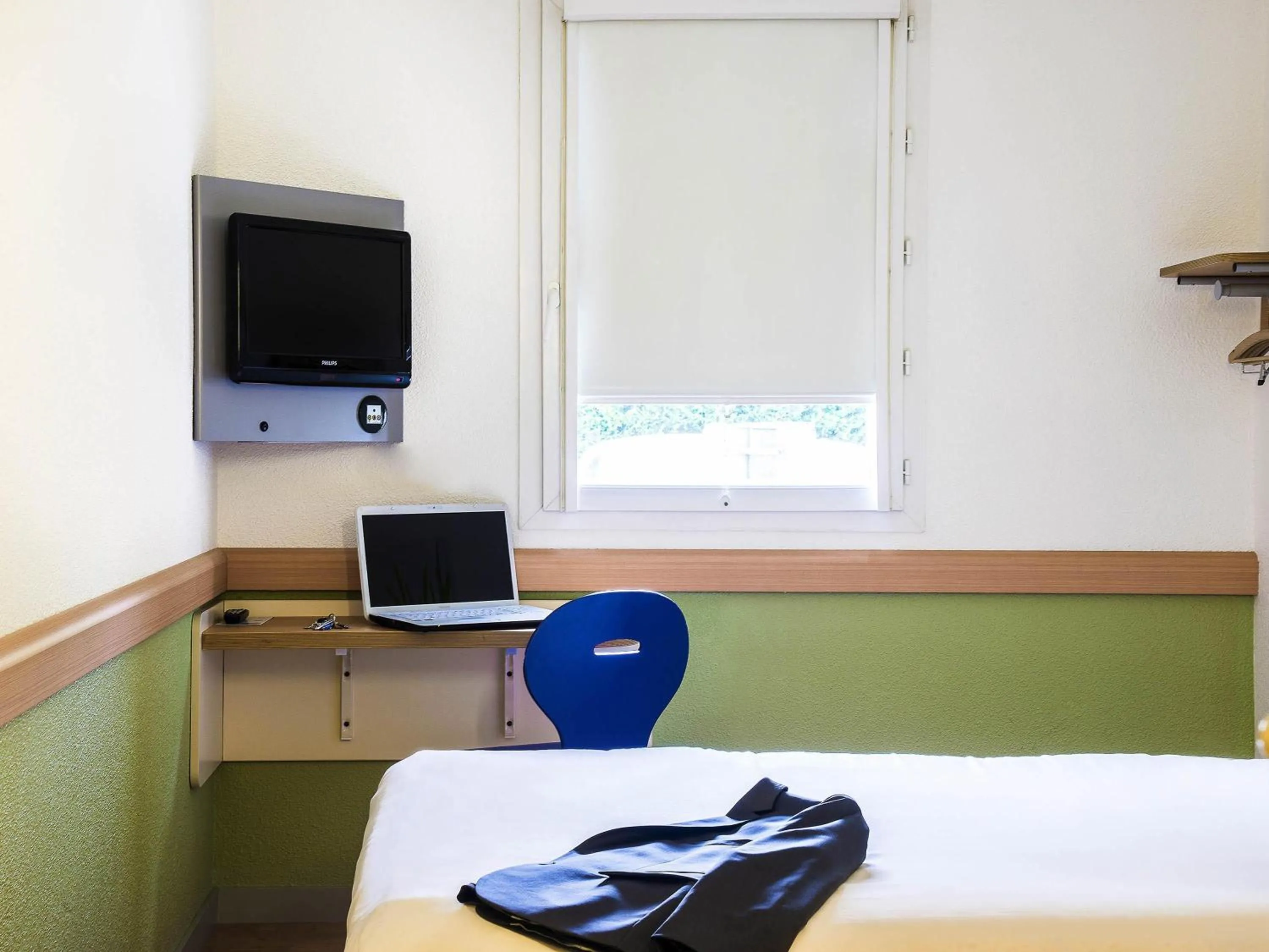 Bedroom, Bed in ibis budget Issoire