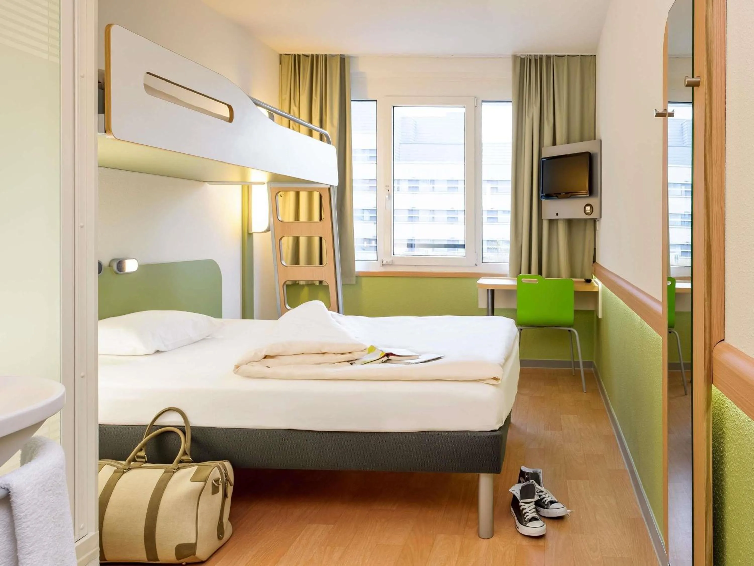 Bedroom, Bed in ibis budget Issoire