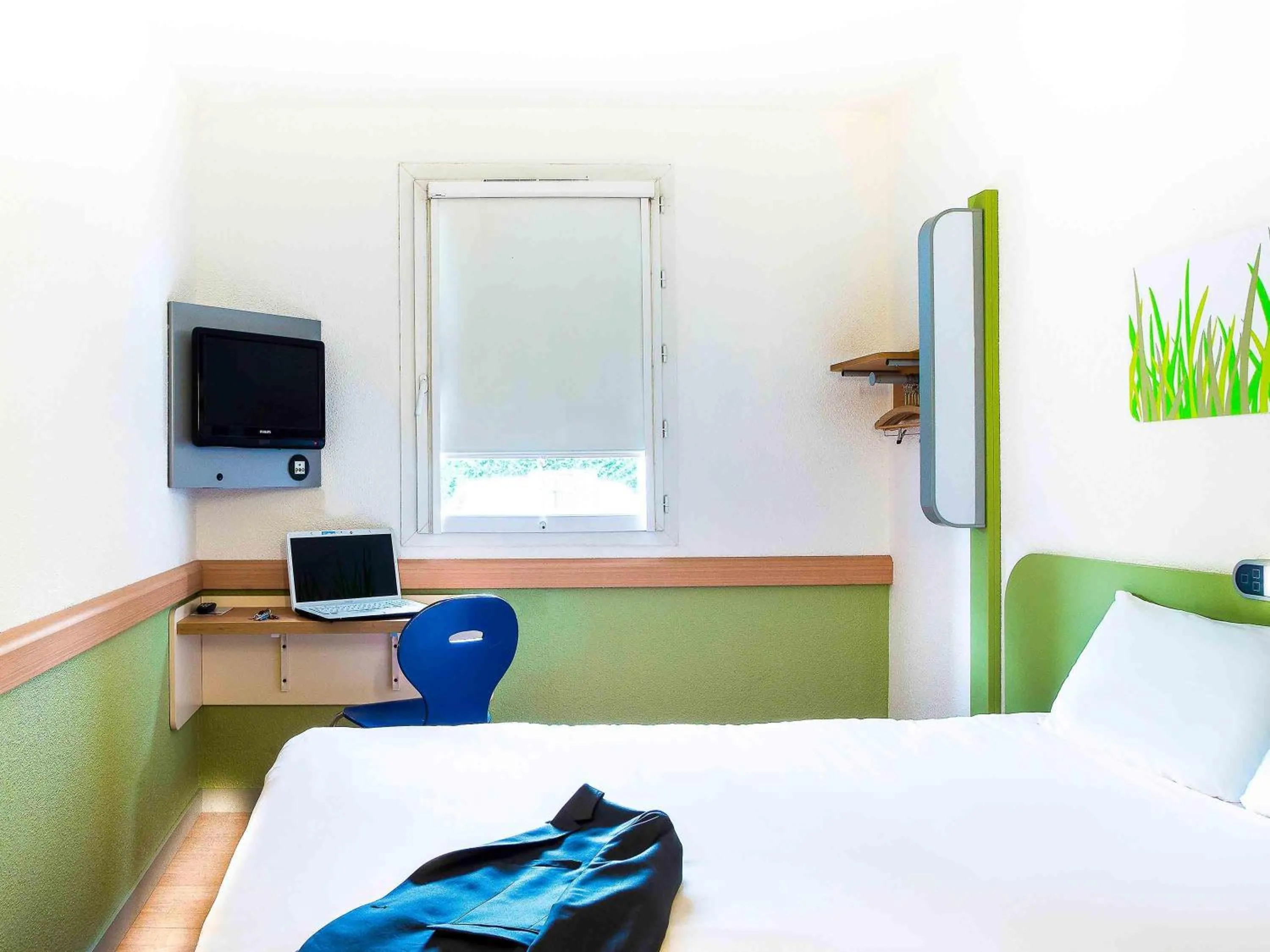 Bedroom, Bed in ibis budget Issoire