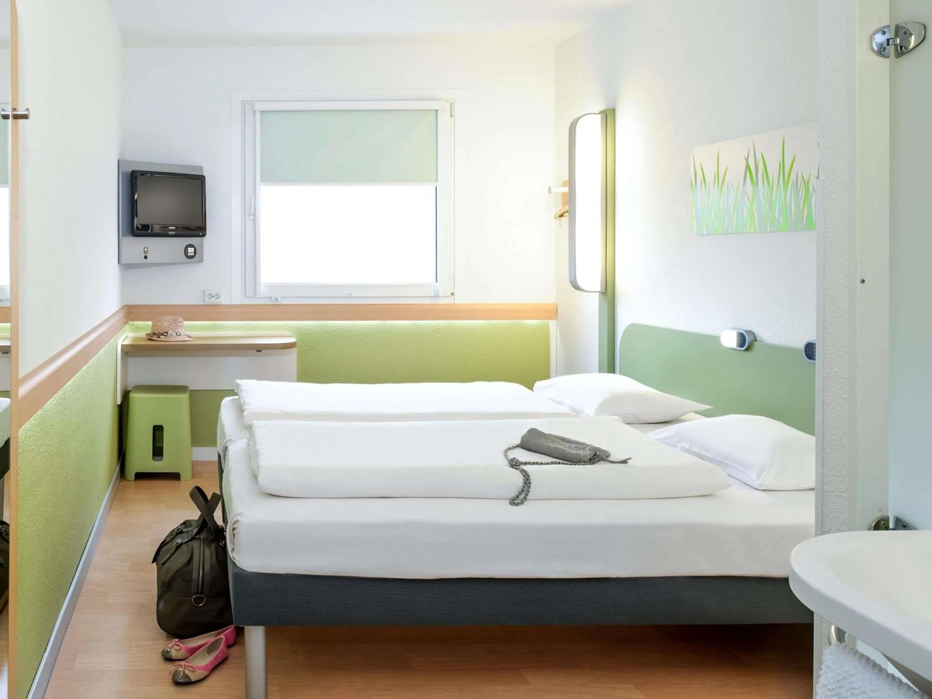Bedroom, Bed in ibis budget Issoire