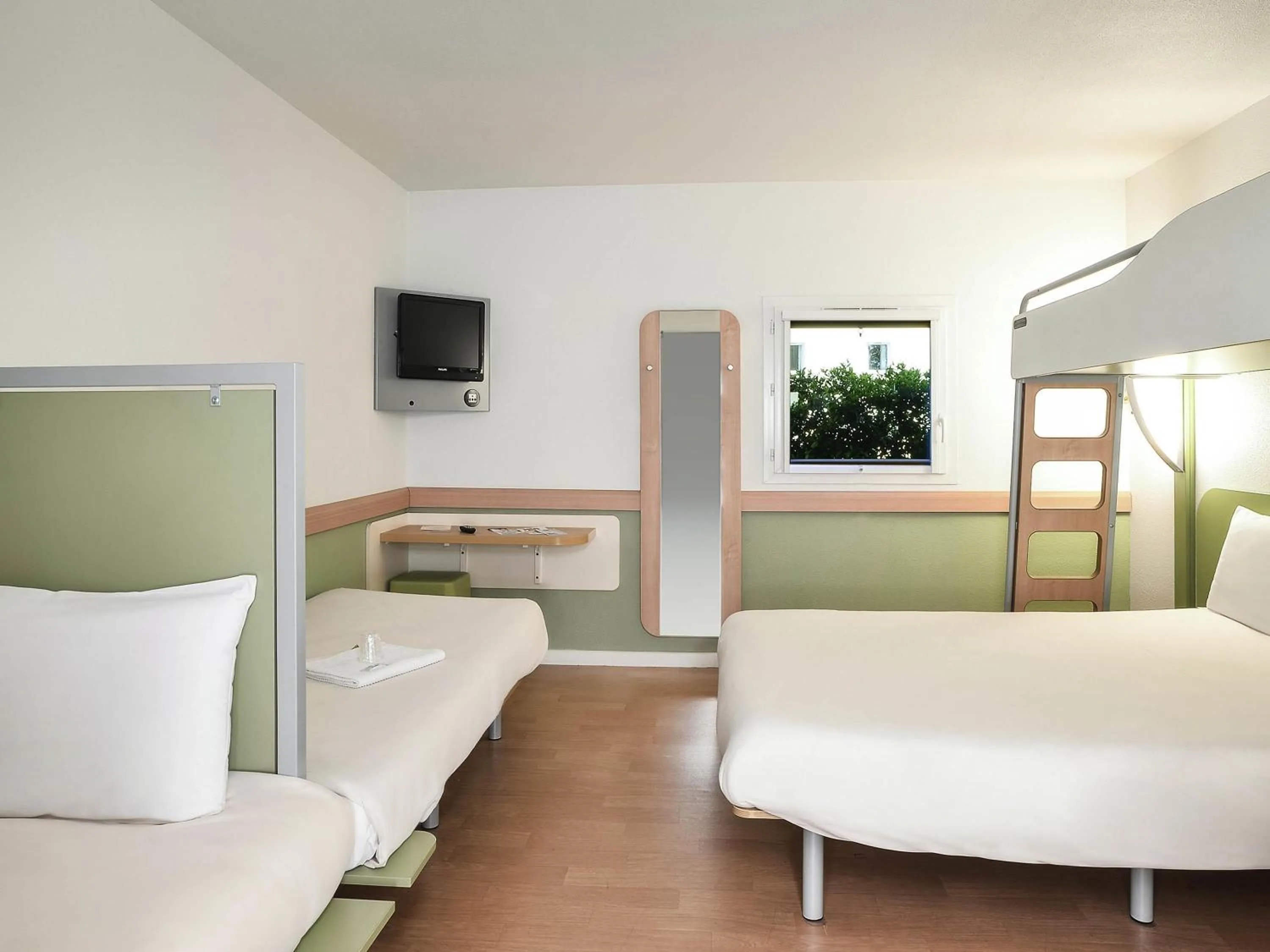 Photo of the whole room, Bed in ibis budget Issoire