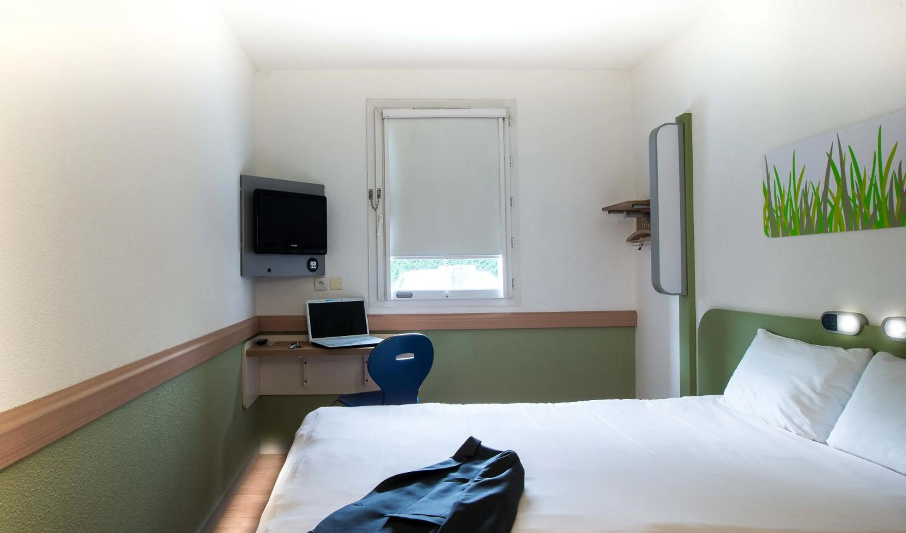 Photo of the whole room, Bed in ibis budget Issoire