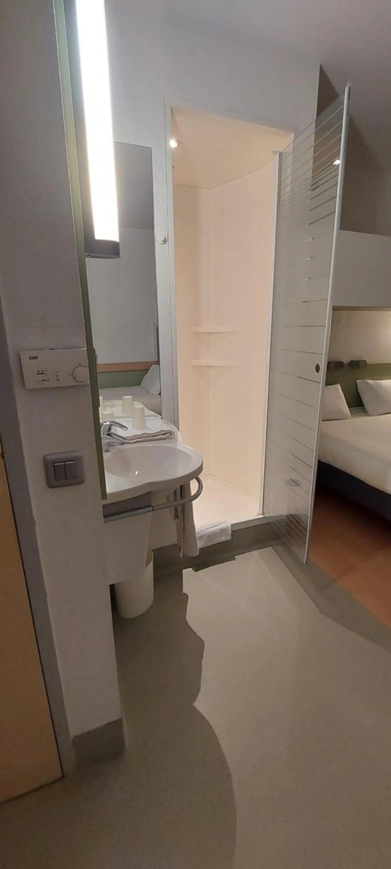 Shower, Bed in ibis budget Issoire