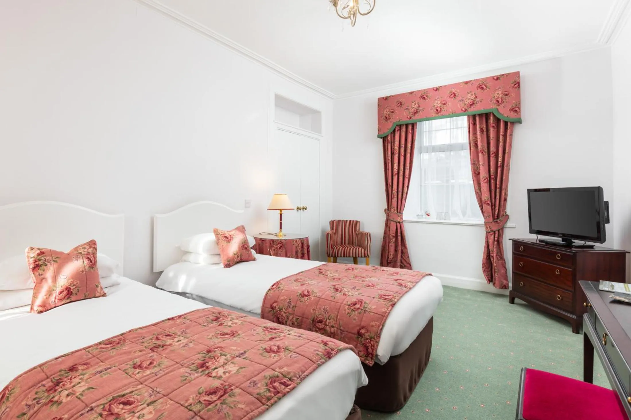 Bedroom, Bed in Fernhill Hotel