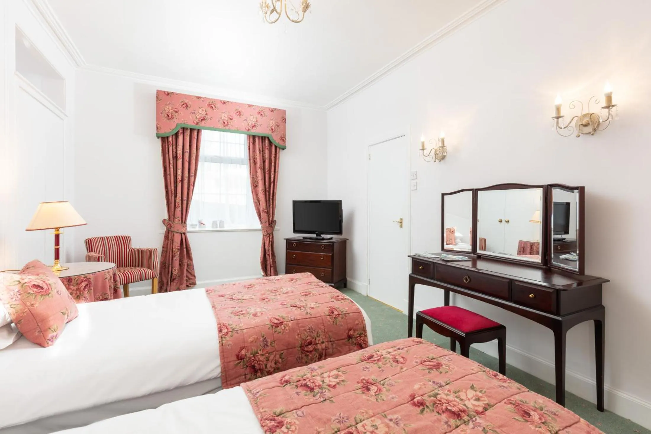 Bedroom, Bed in Fernhill Hotel