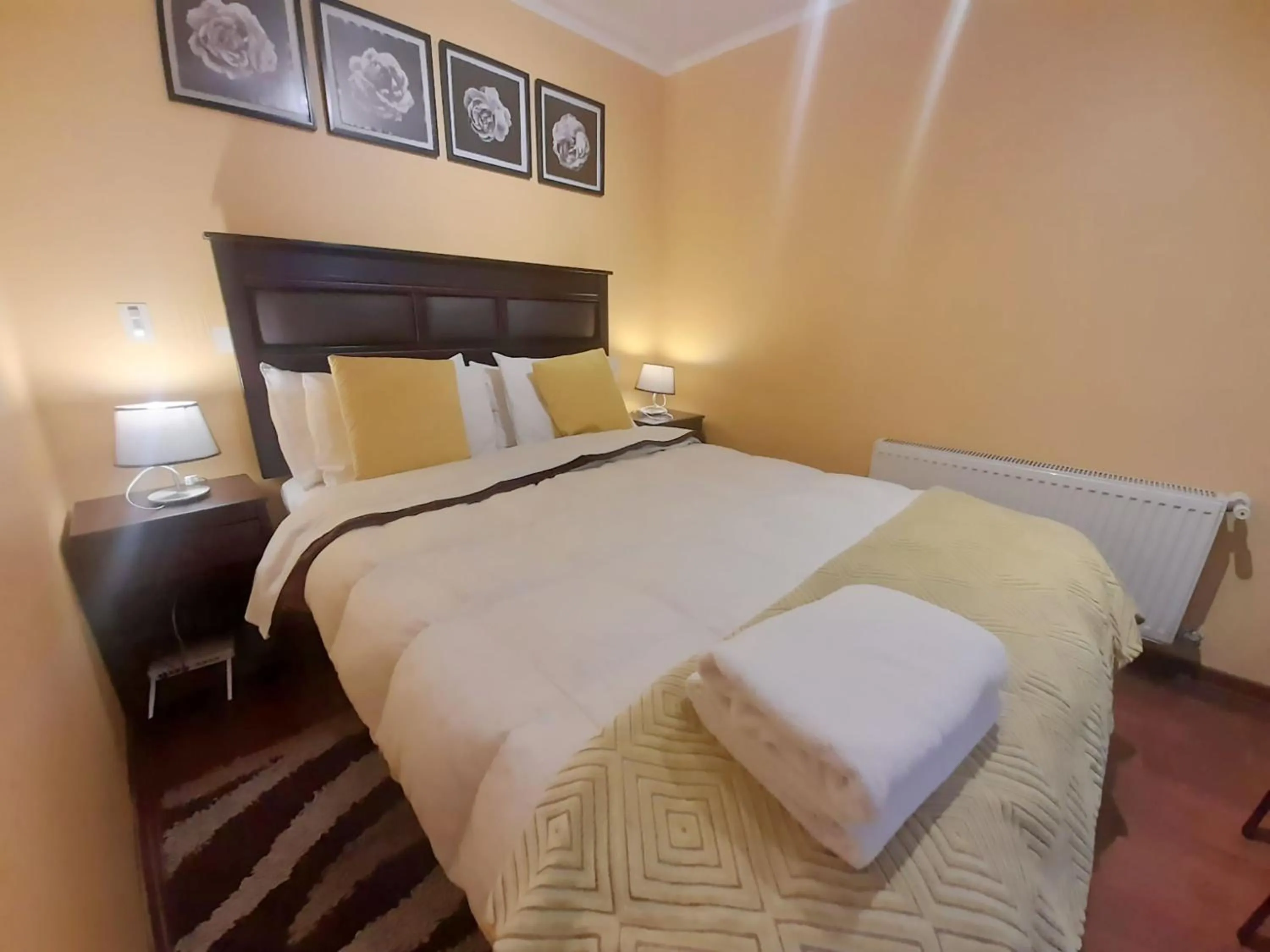 Decorative detail, Bed in VIP Apartments Chile