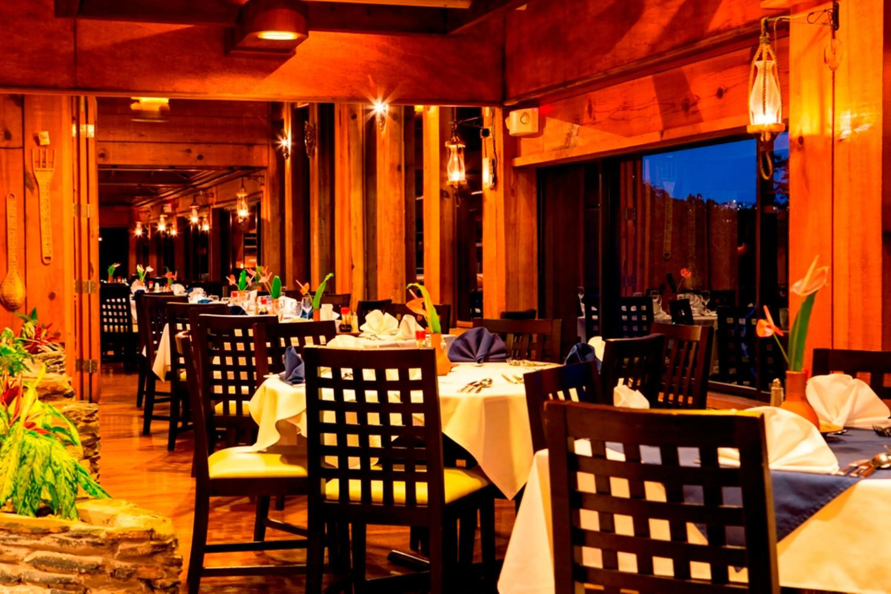 Restaurant/places to eat in Kapok Hotel