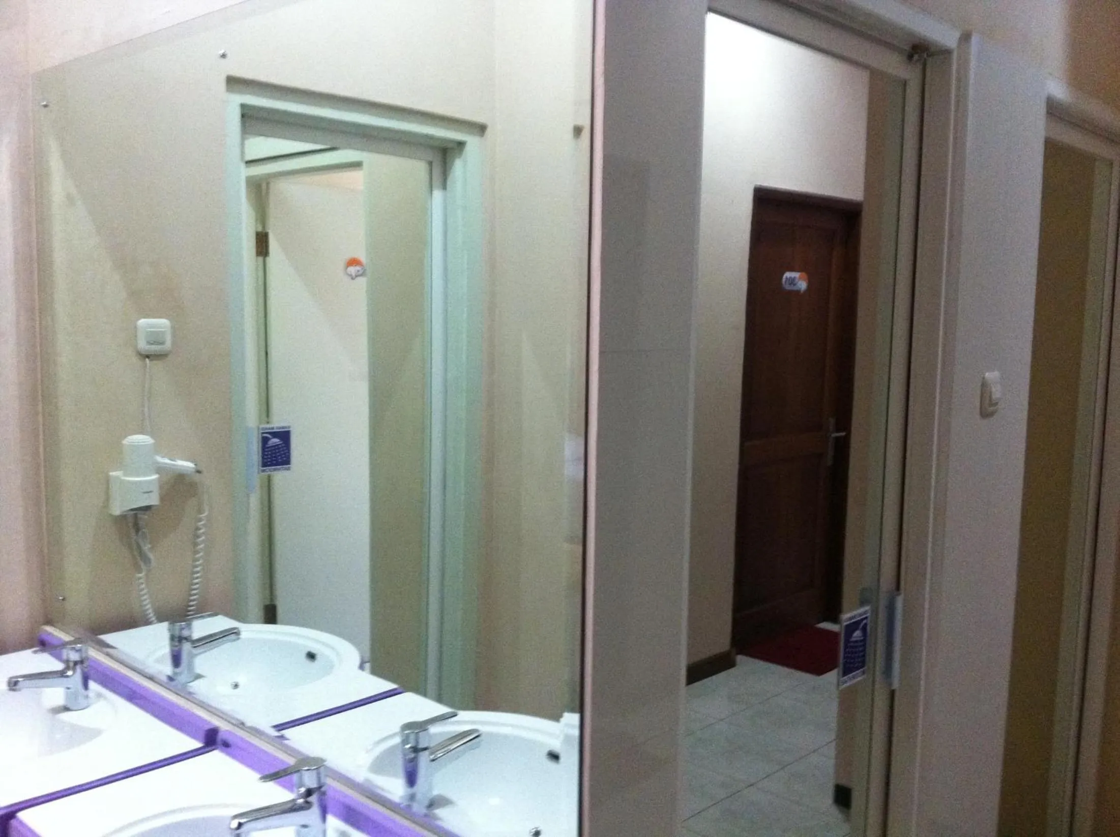 Bathroom in Cabin Hotel Sutomo