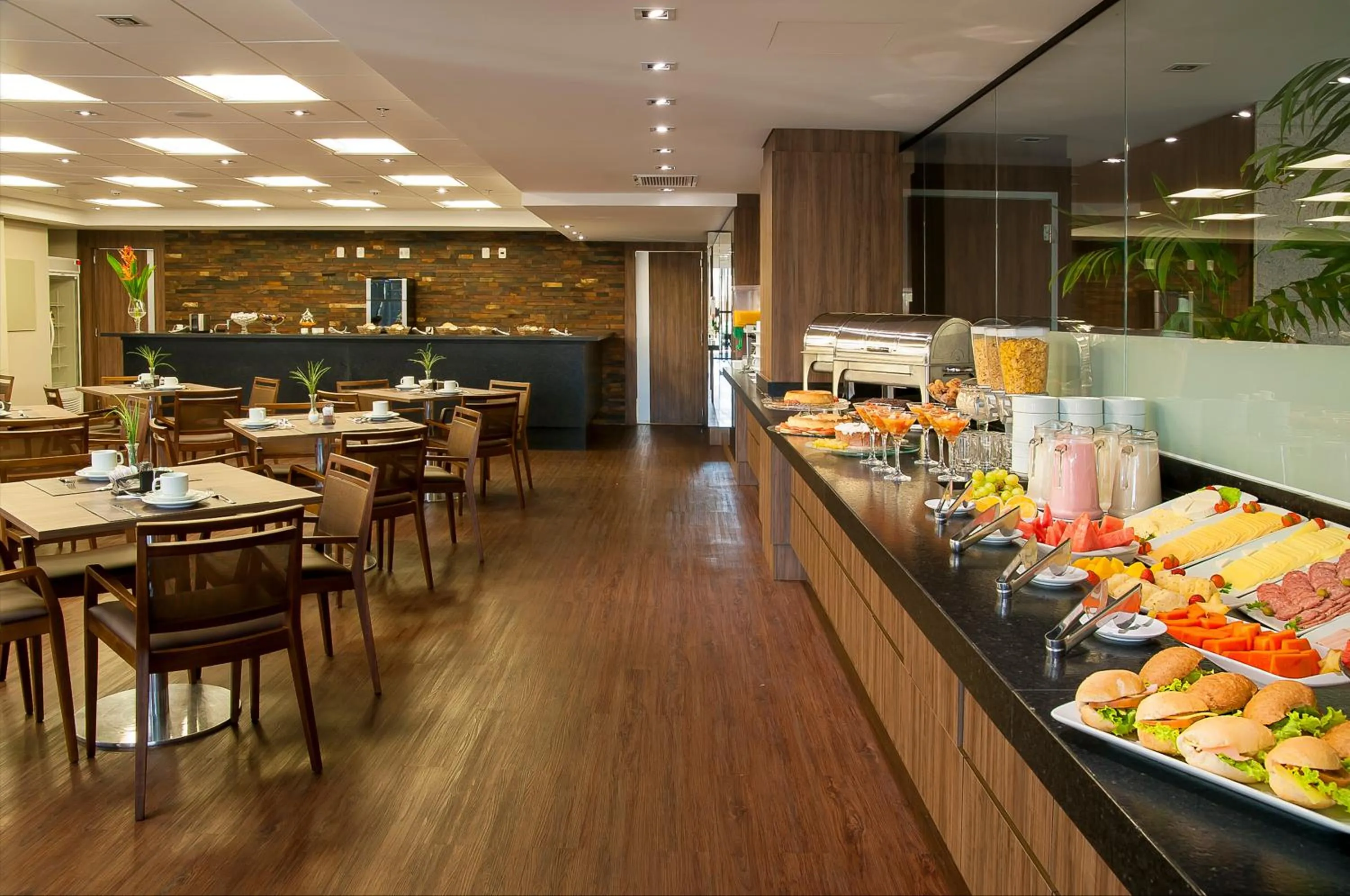 Restaurant/places to eat in Kennedy Executive Hotel