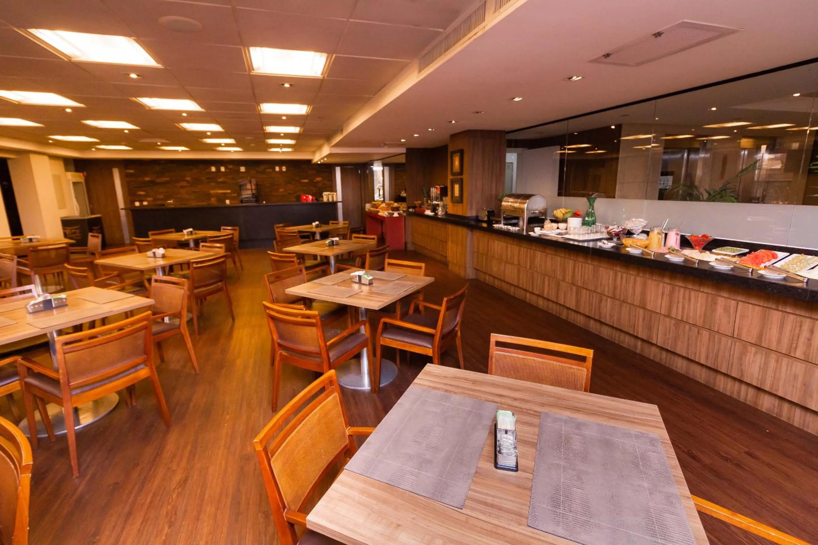 Restaurant/places to eat in Kennedy Executive Hotel