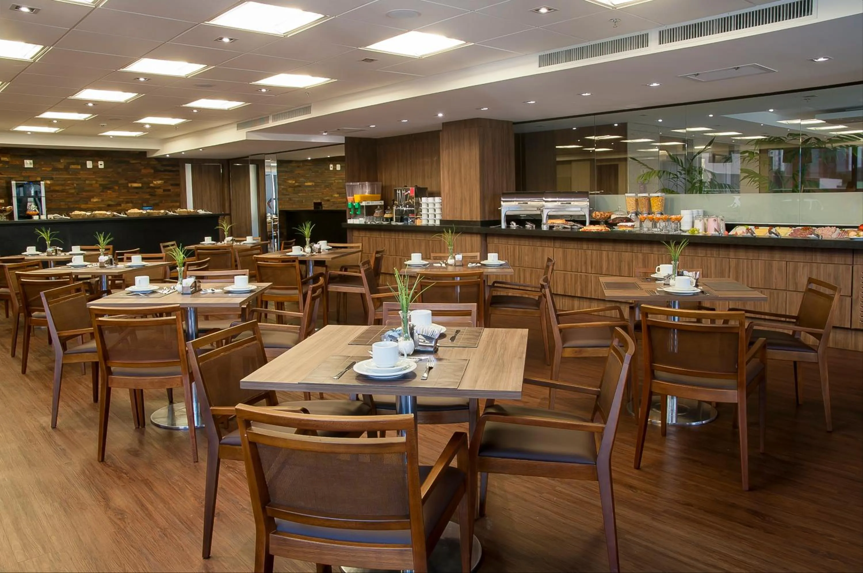Restaurant/places to eat in Kennedy Executive Hotel