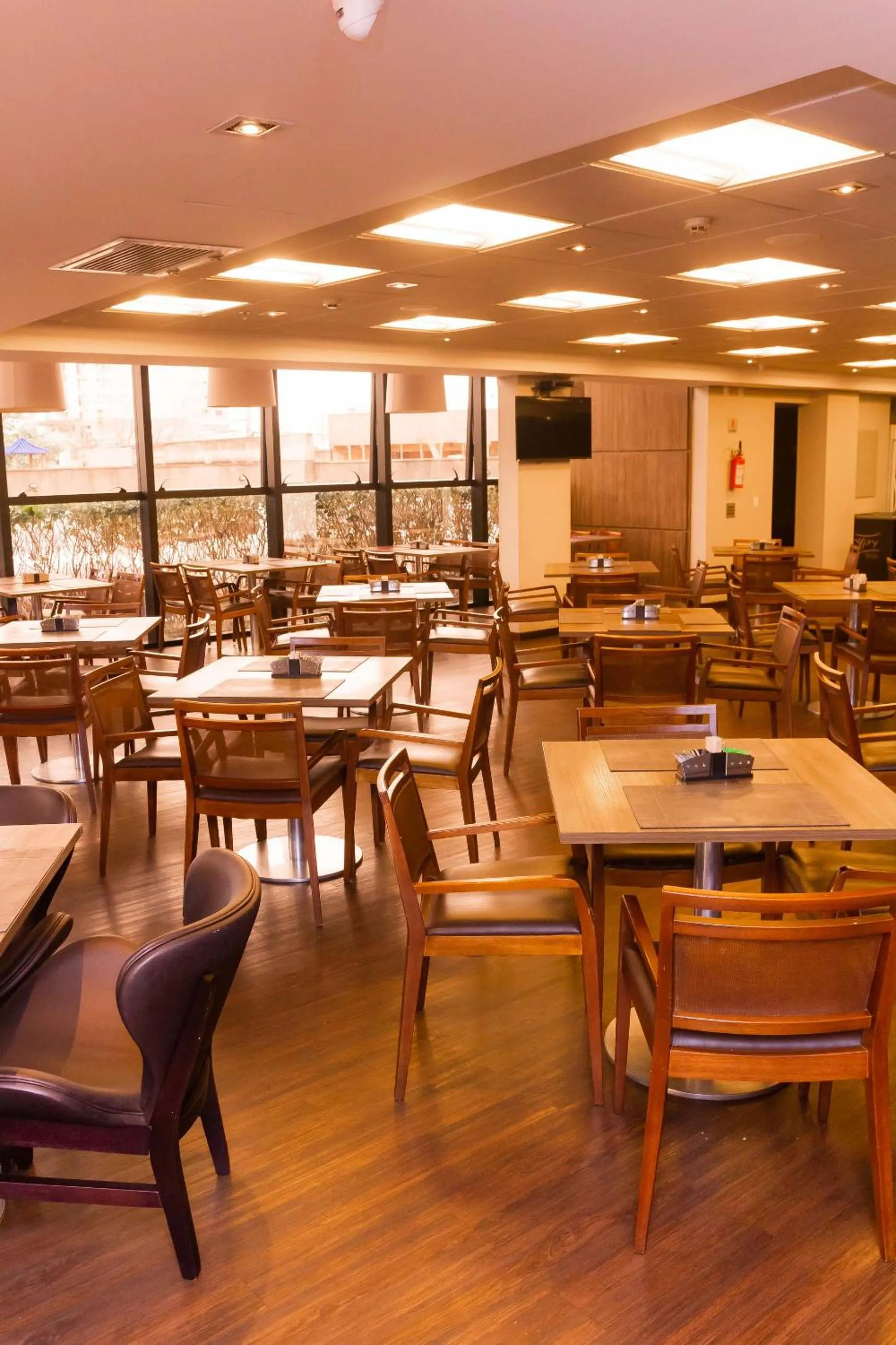 Restaurant/places to eat in Kennedy Executive Hotel