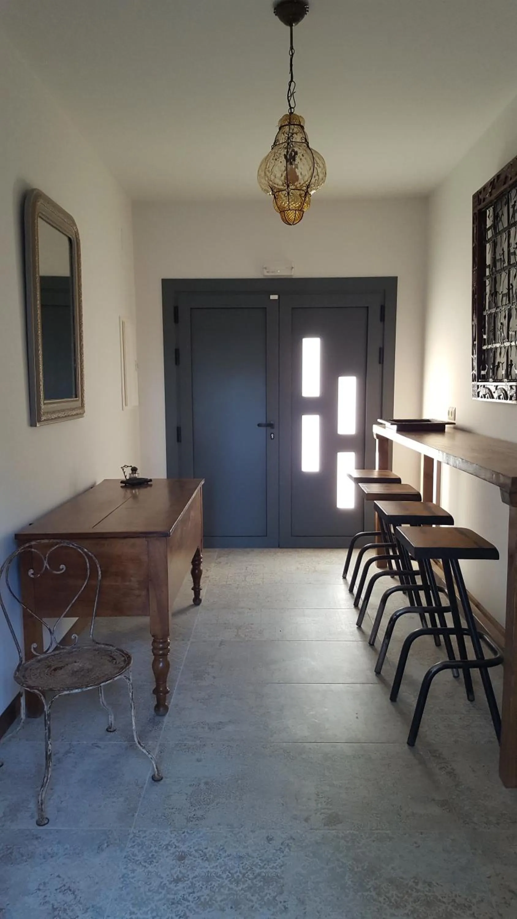 Facade/entrance in La Casa dels Lledoners