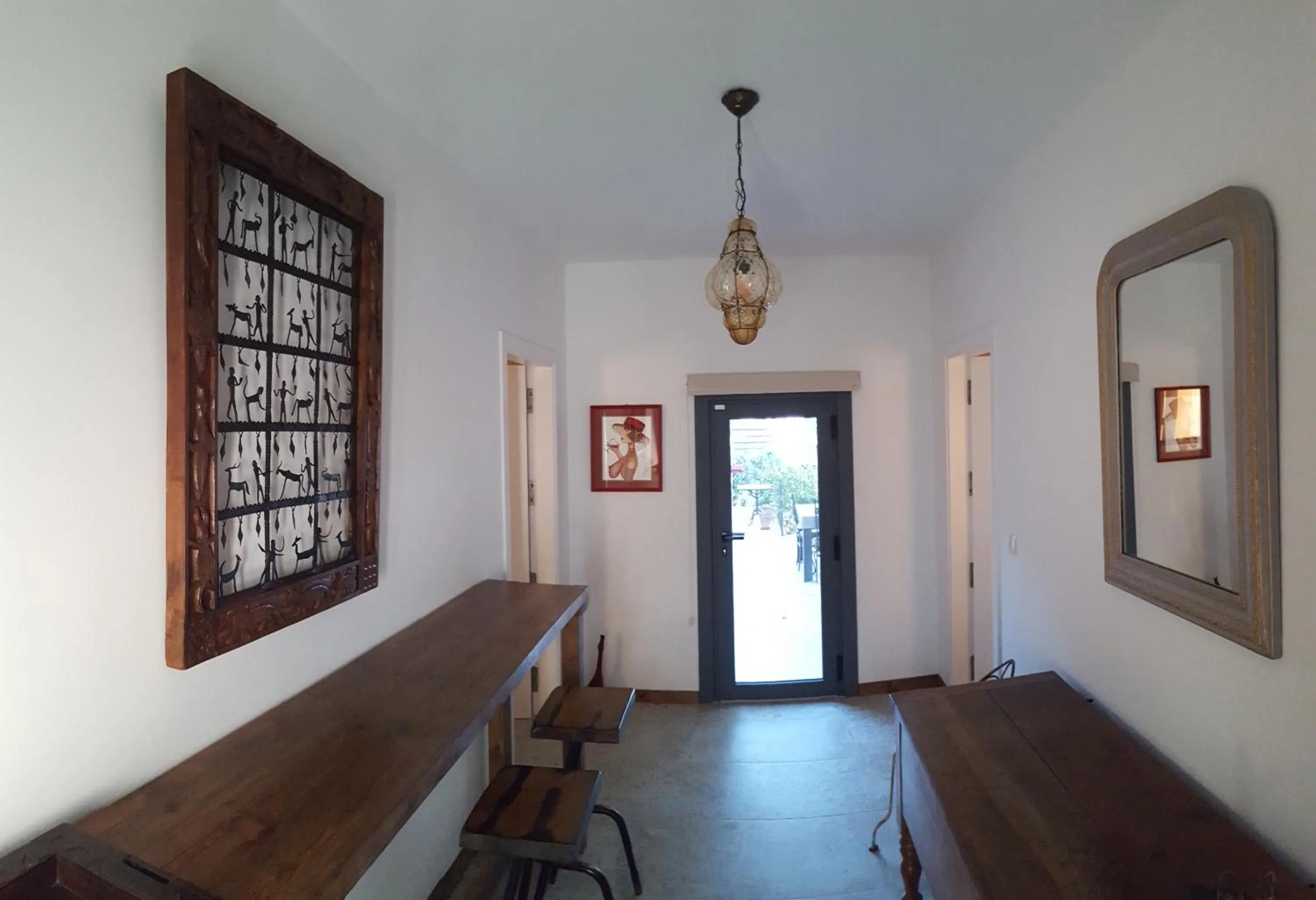 Facade/entrance in La Casa dels Lledoners