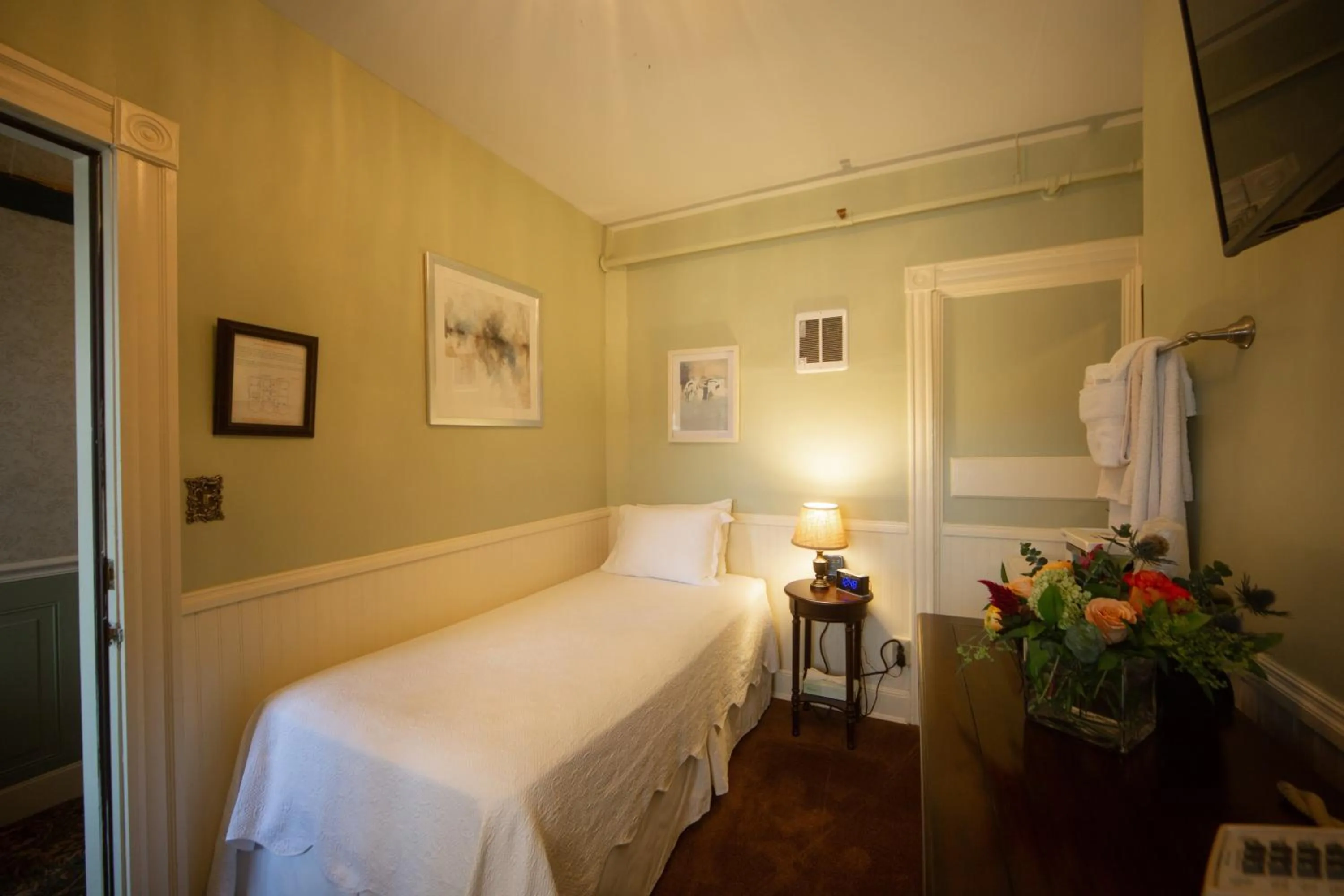 Photo of the whole room, Bed in Inn at St John Portland In-Town