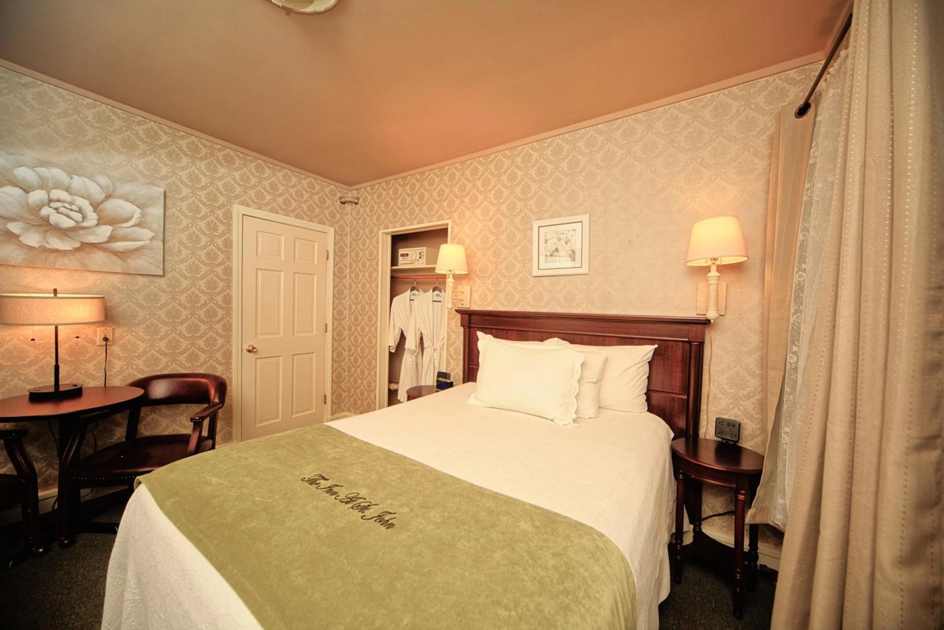 Photo of the whole room, Bed in Inn at St John Portland In-Town
