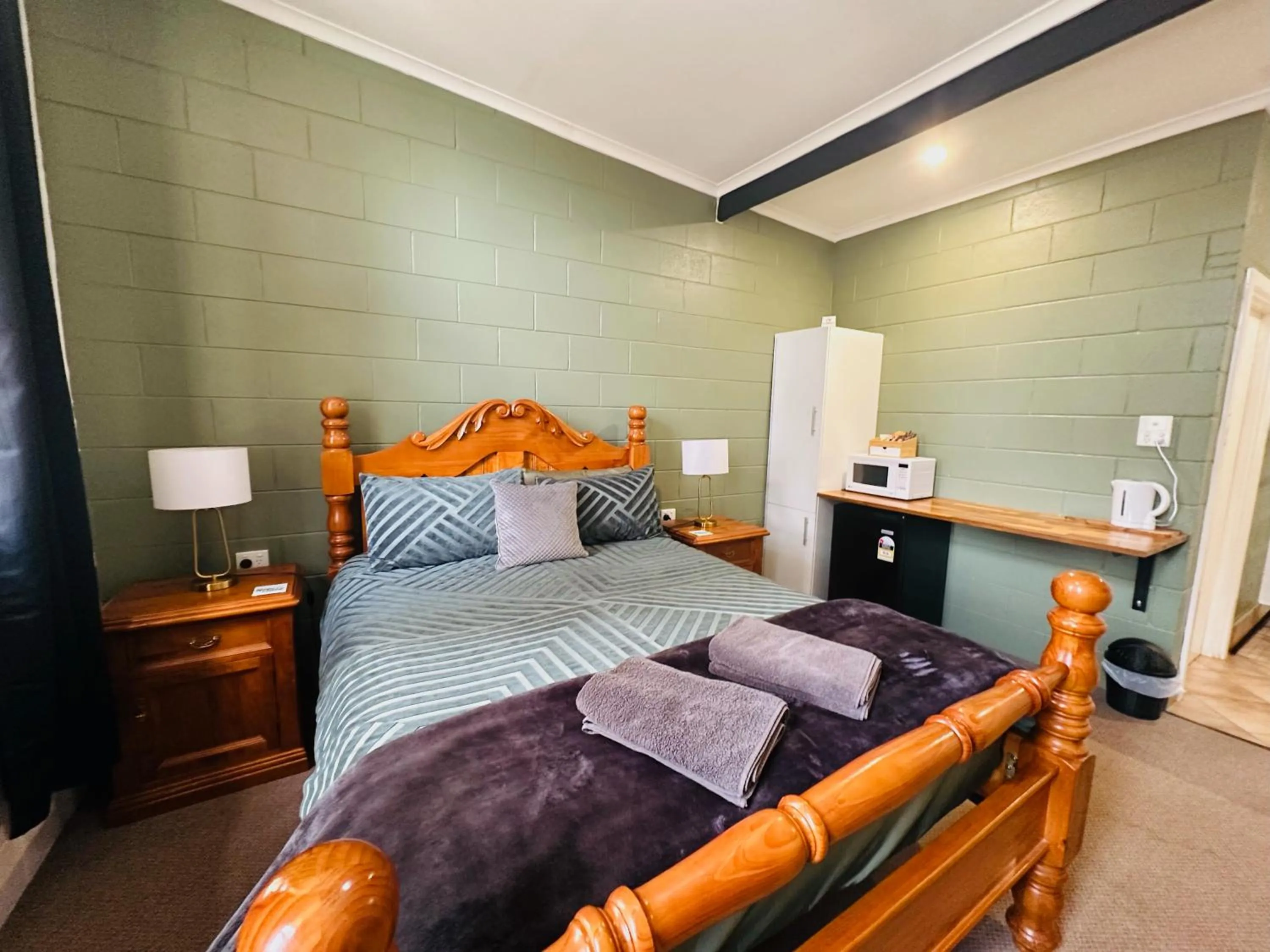 Bed in Flinders Ranges Motel - The Mill