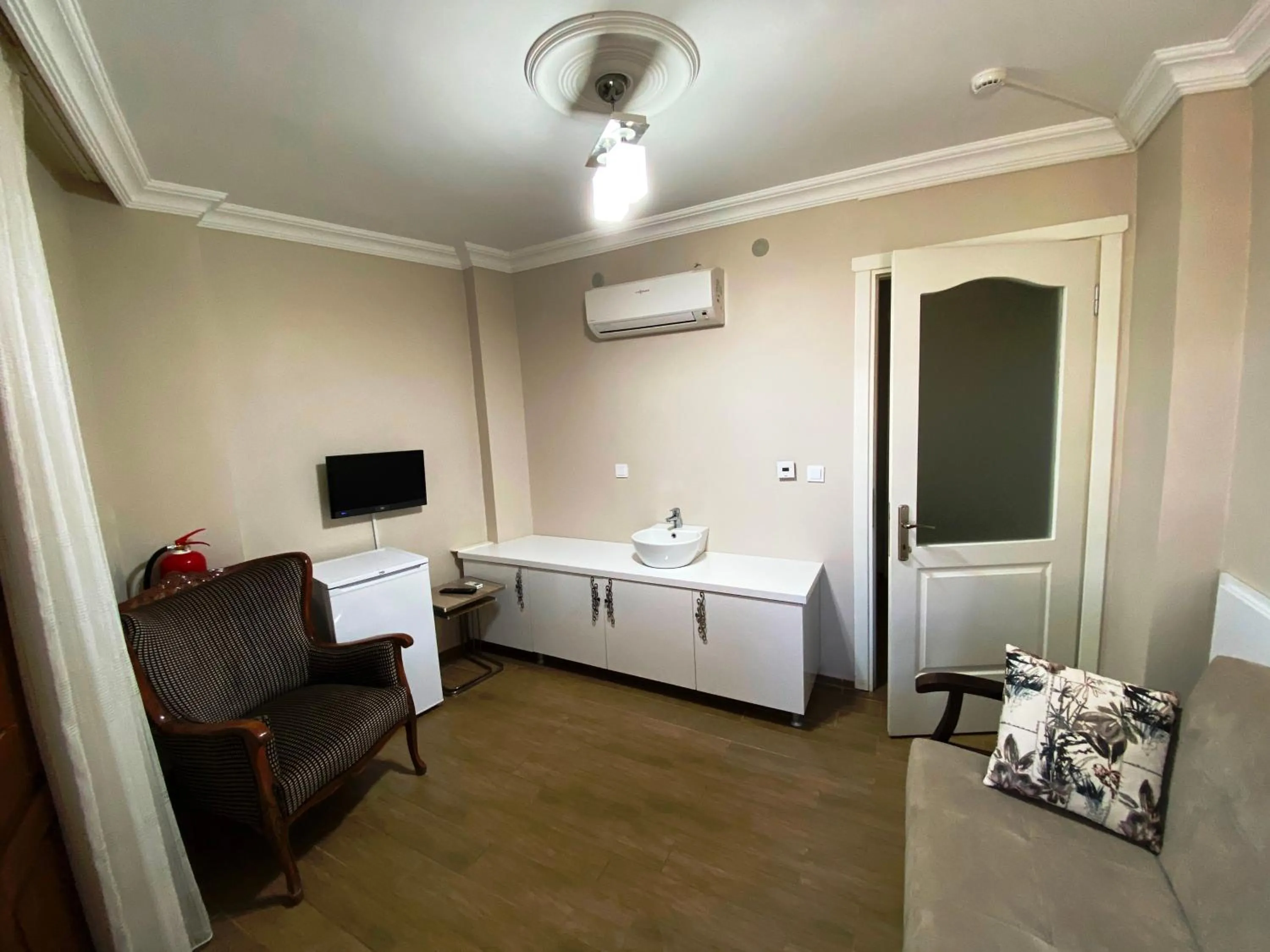 Communal lounge/ TV room in Mai Otel Cunda