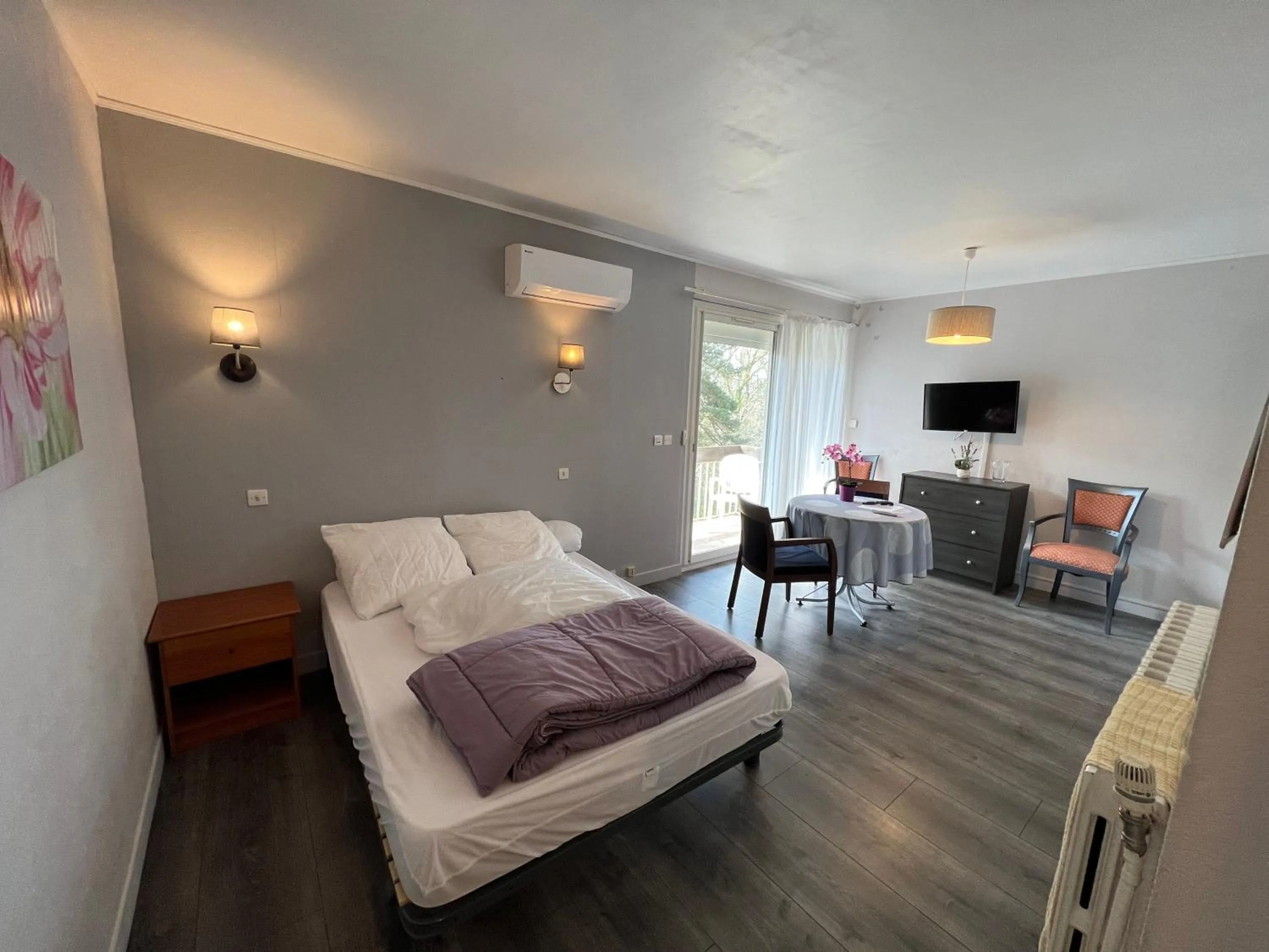 Photo of the whole room, Bed in Résidence Les Milandes