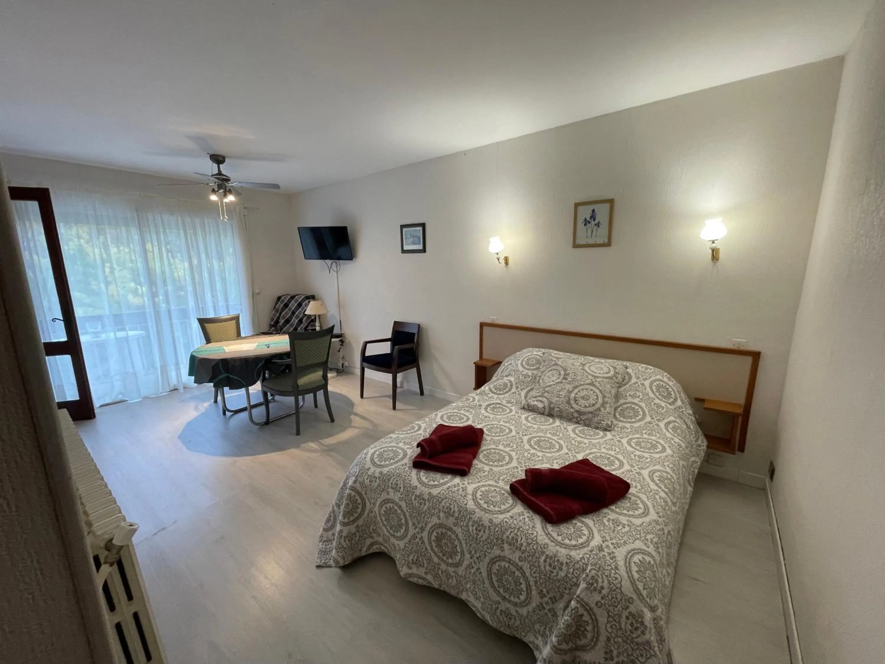 Photo of the whole room, Bed in Résidence Les Milandes