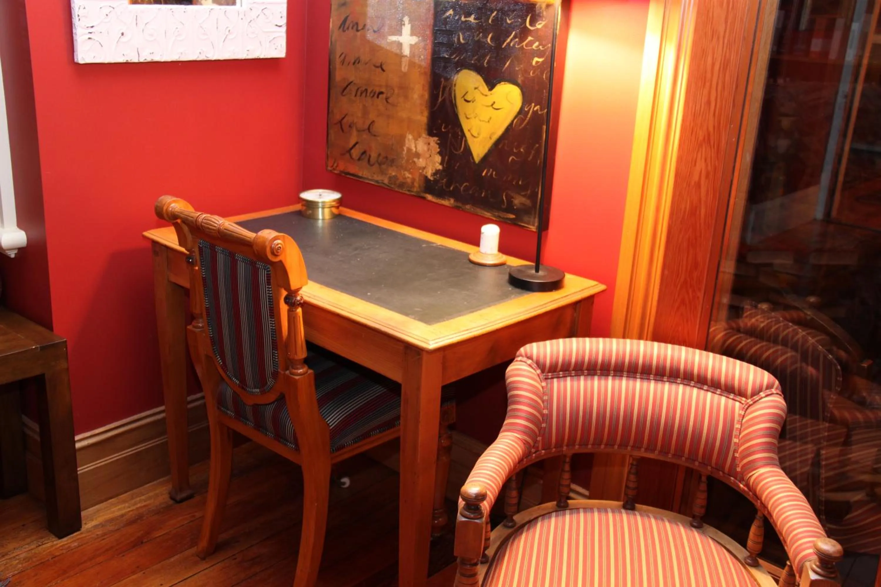 Library in Villa Rouge B&B