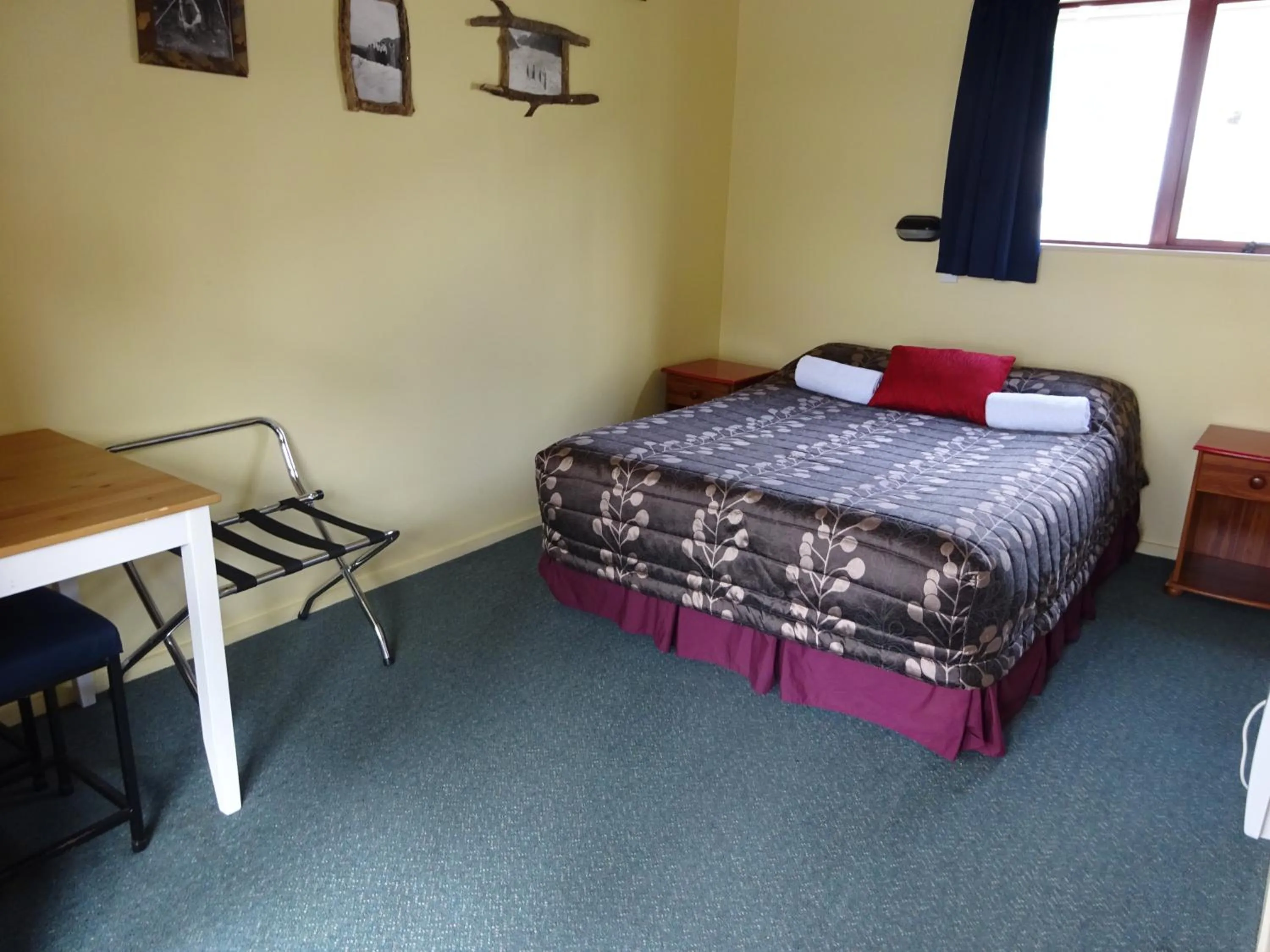 Bedroom, Bed in Glow Worm Accommodation