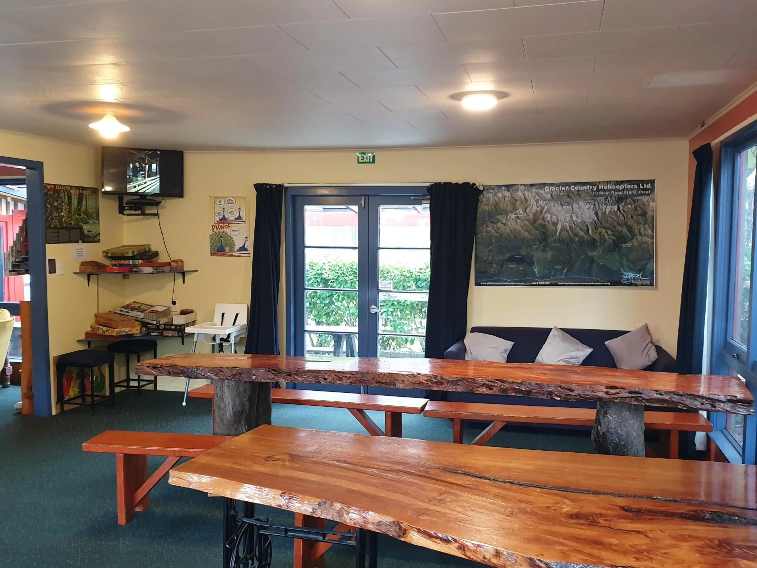 Communal lounge/ TV room in Glow Worm Accommodation