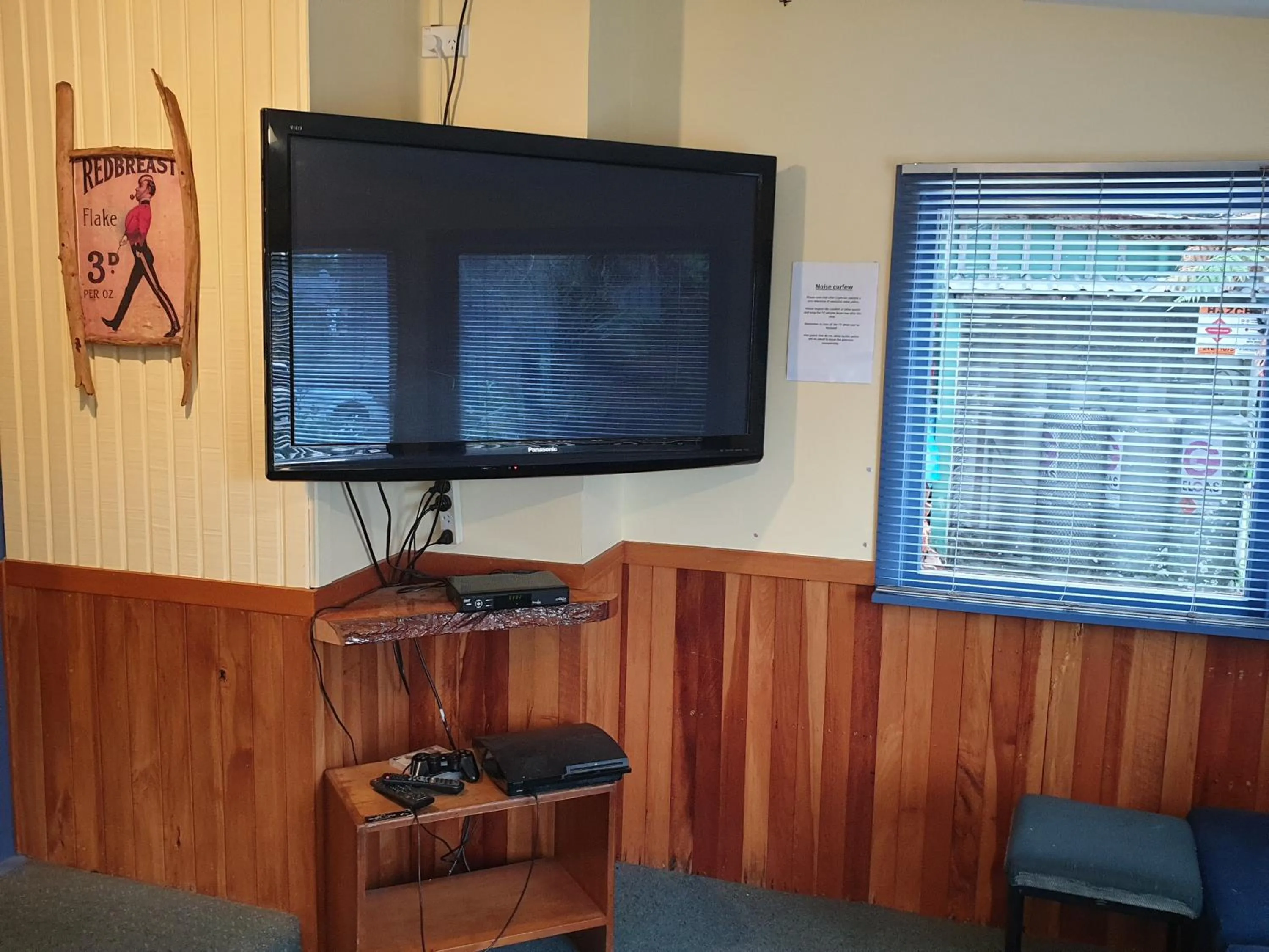 Communal lounge/ TV room in Glow Worm Accommodation