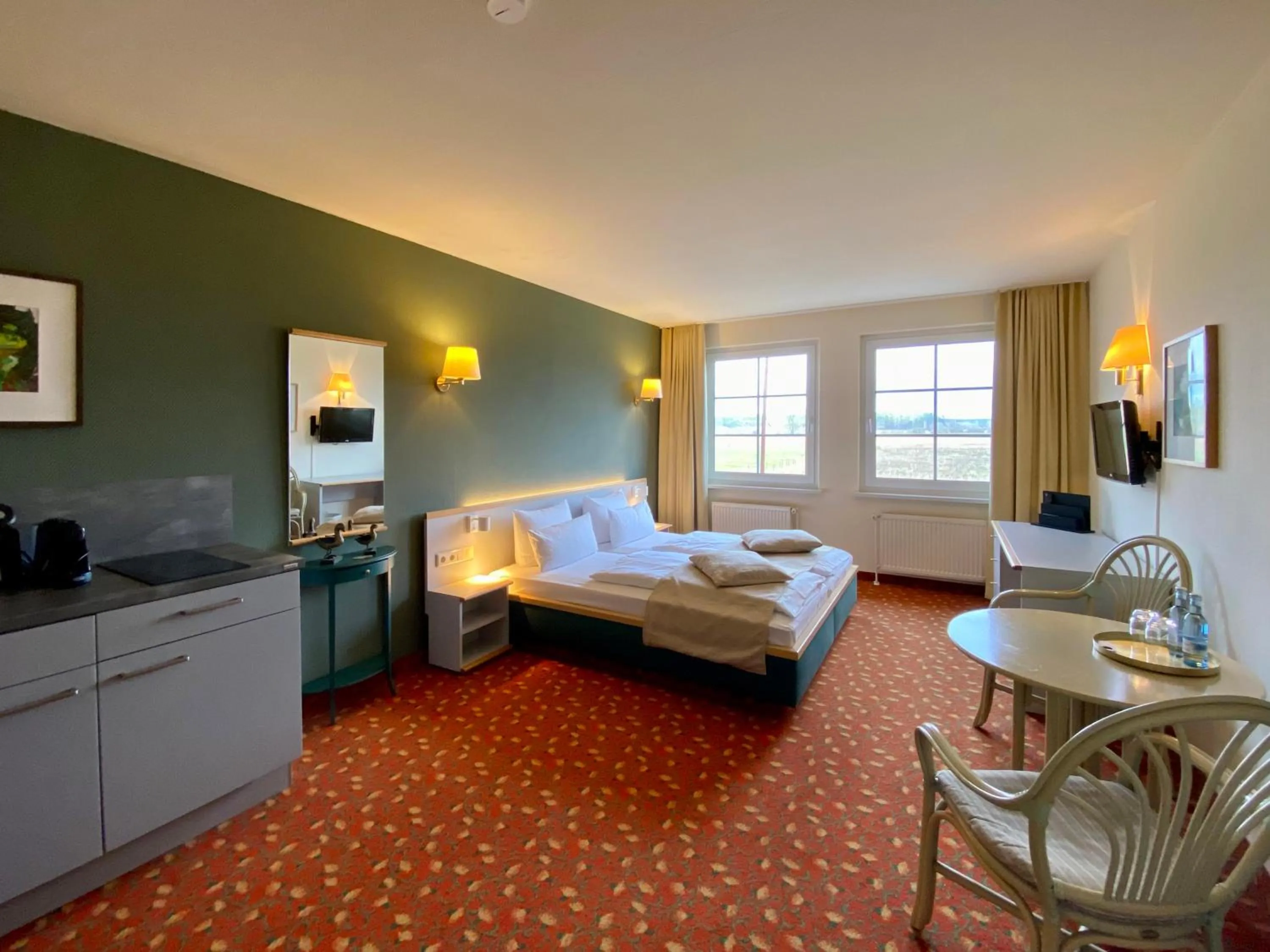 Living room, Bed in Hotel am Müritz-Nationalpark