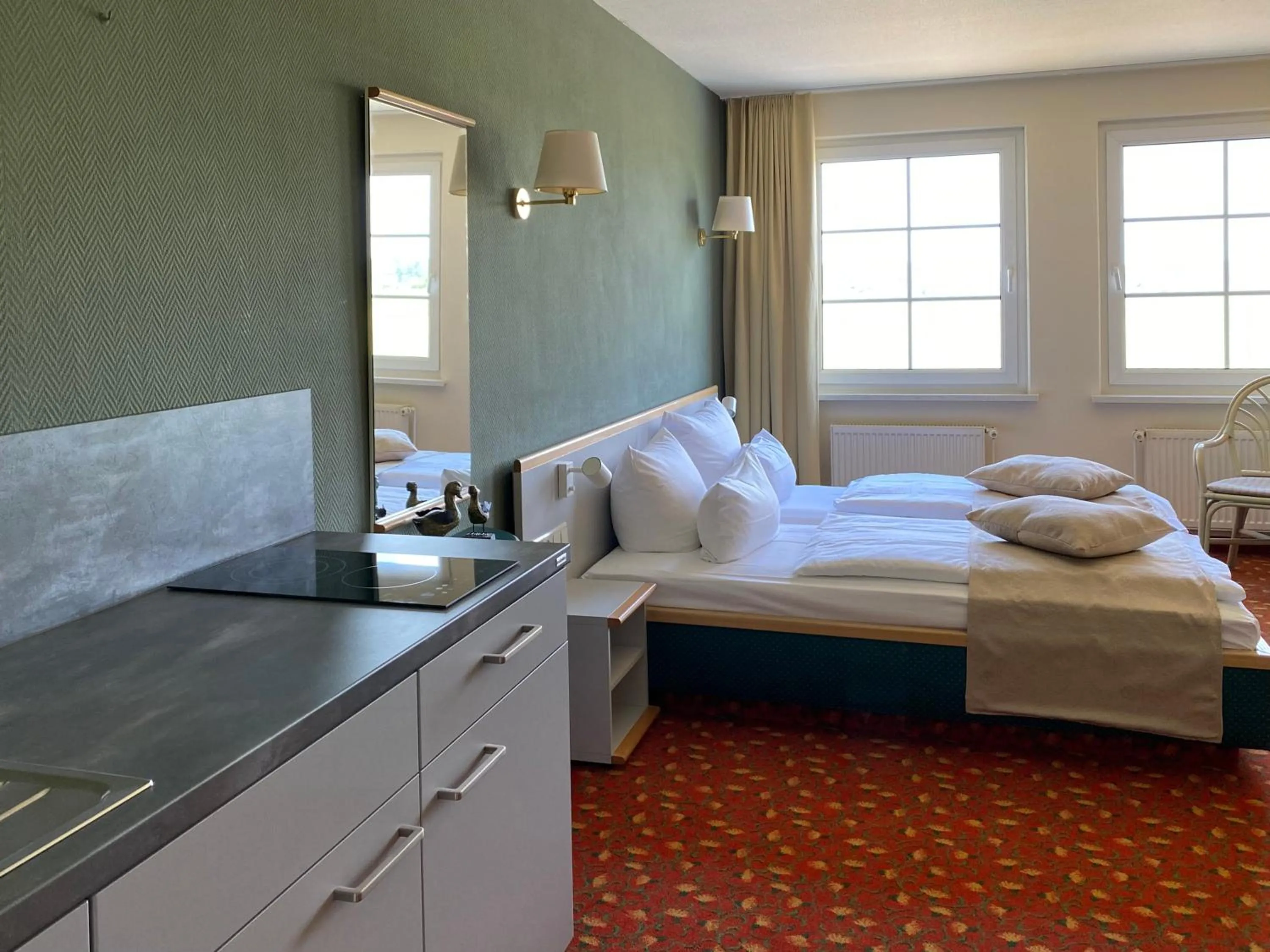 Kitchen or kitchenette, Bed in Hotel am Müritz-Nationalpark