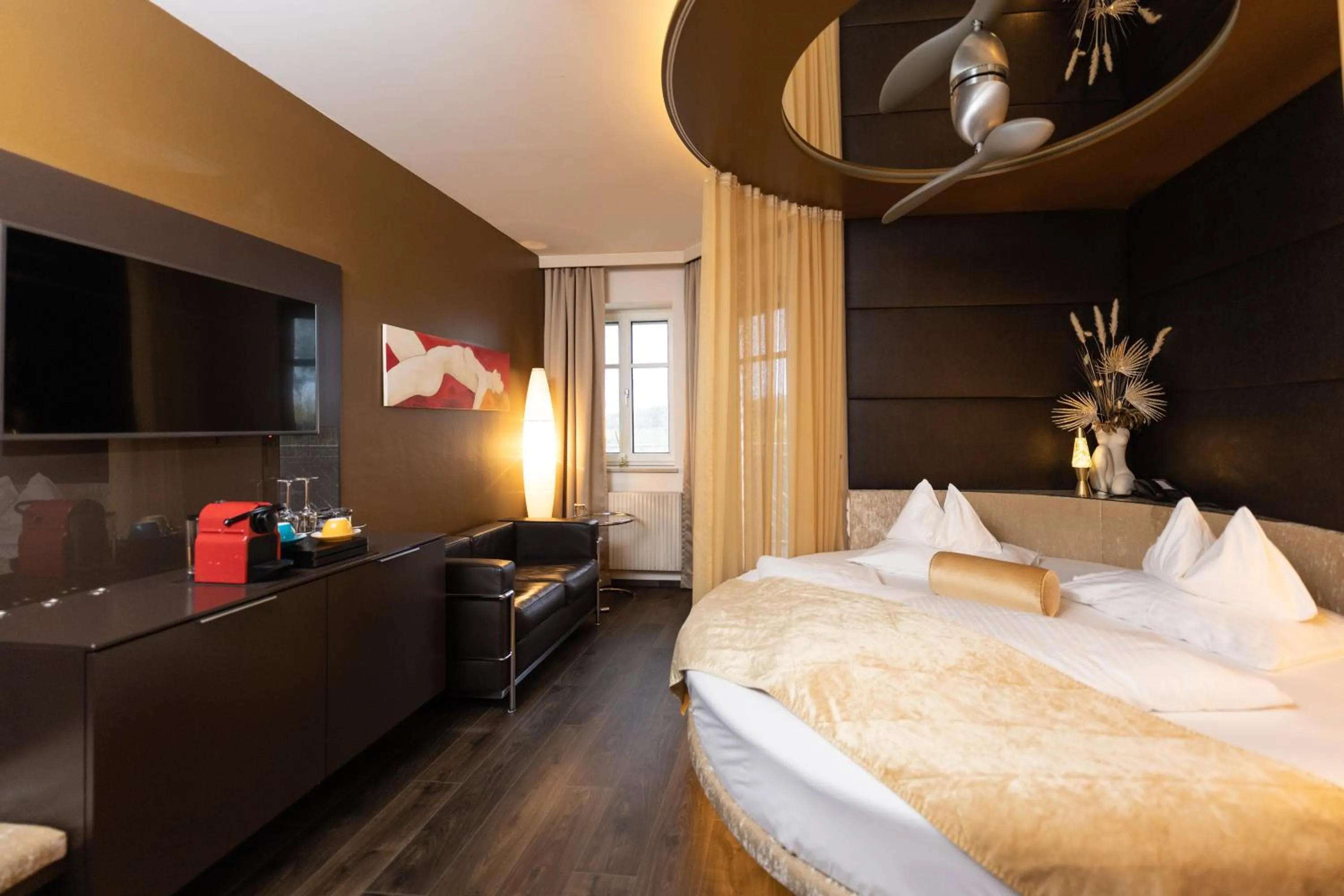 room service, Bed in Maiers Kuschelhotel Loipersdorf - ADULTS ONLY