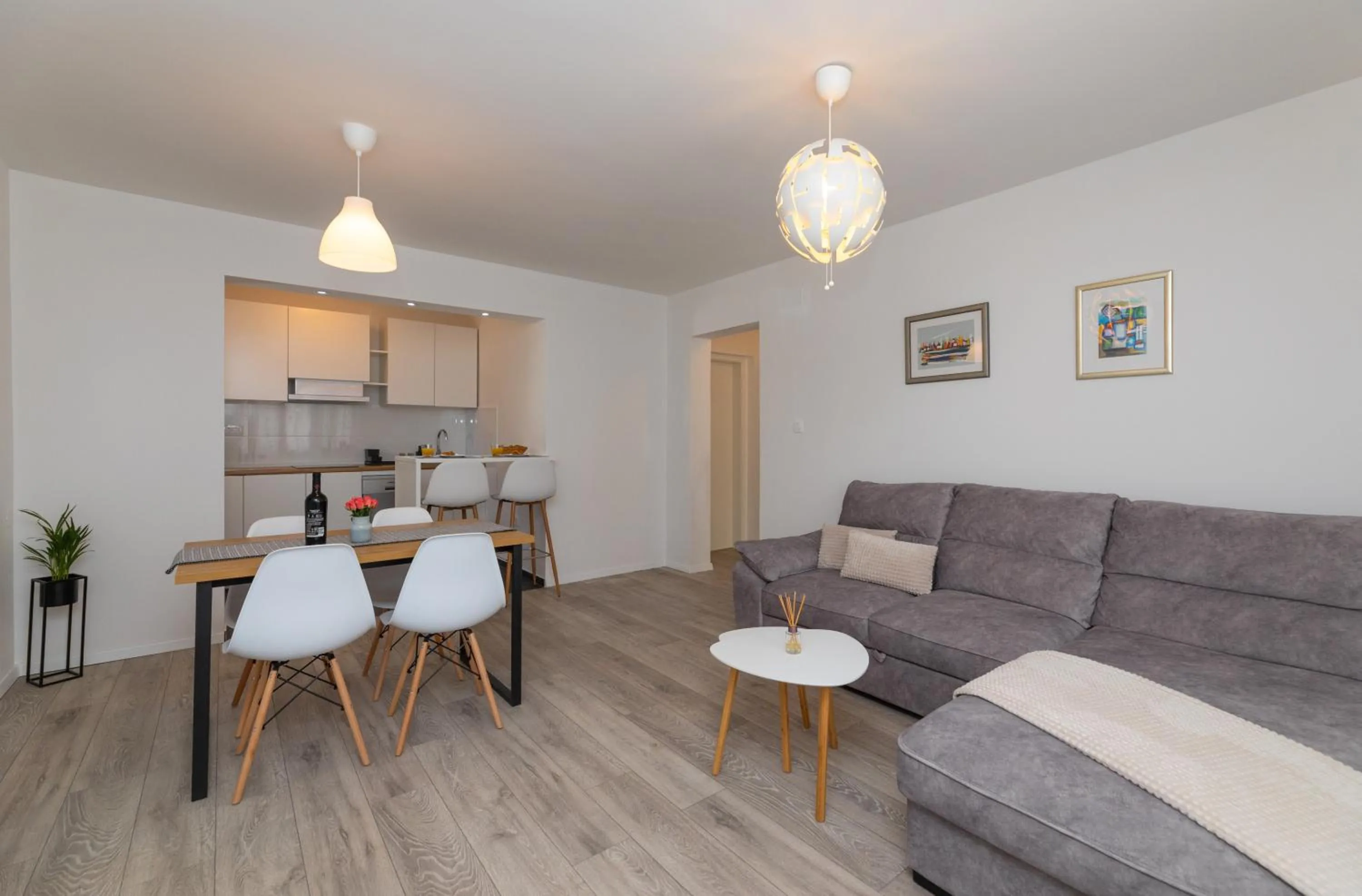 Nightclub / DJ in Two Flowers Luxury Apartment