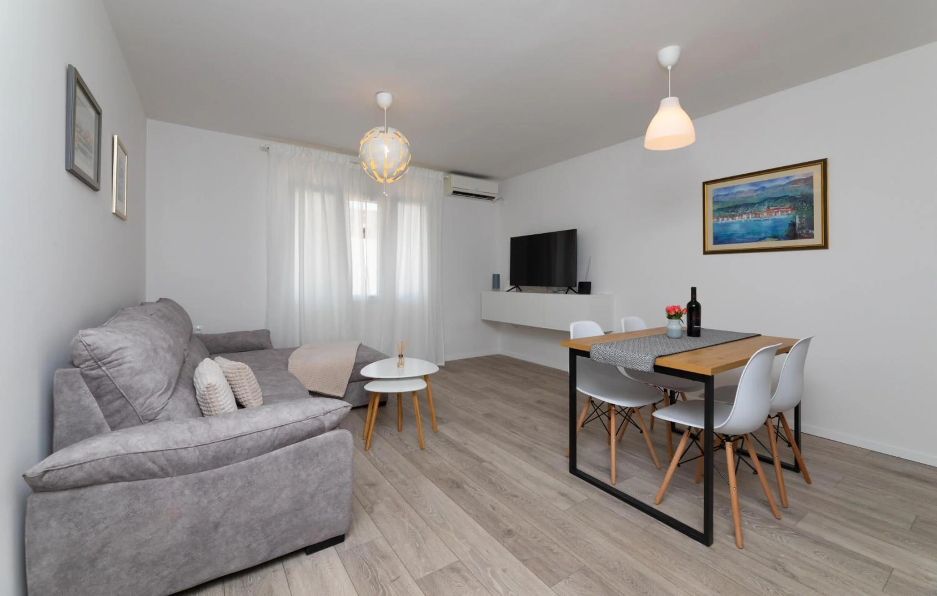 Communal lounge/ TV room in Two Flowers Luxury Apartment
