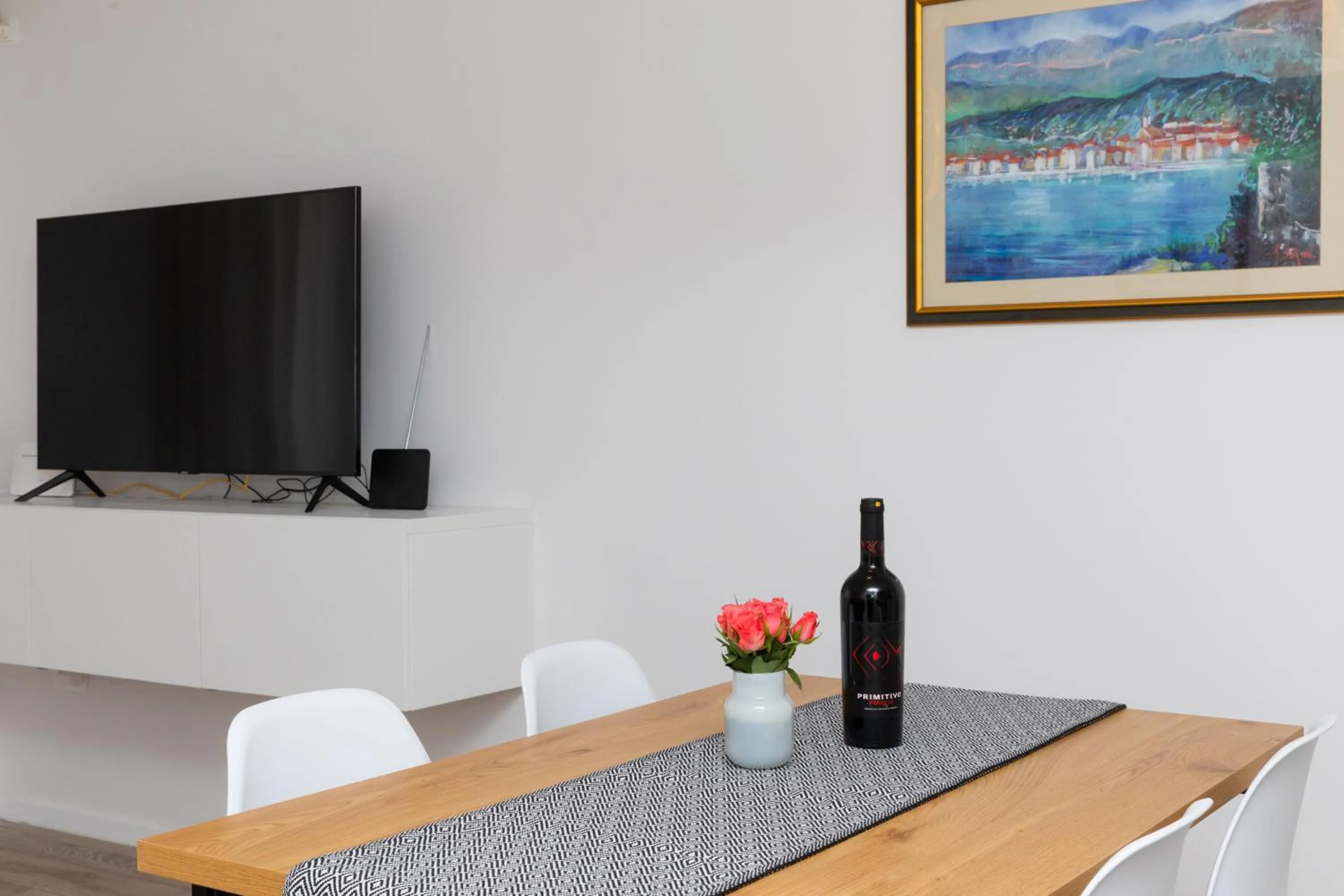 Communal lounge/ TV room in Two Flowers Luxury Apartment