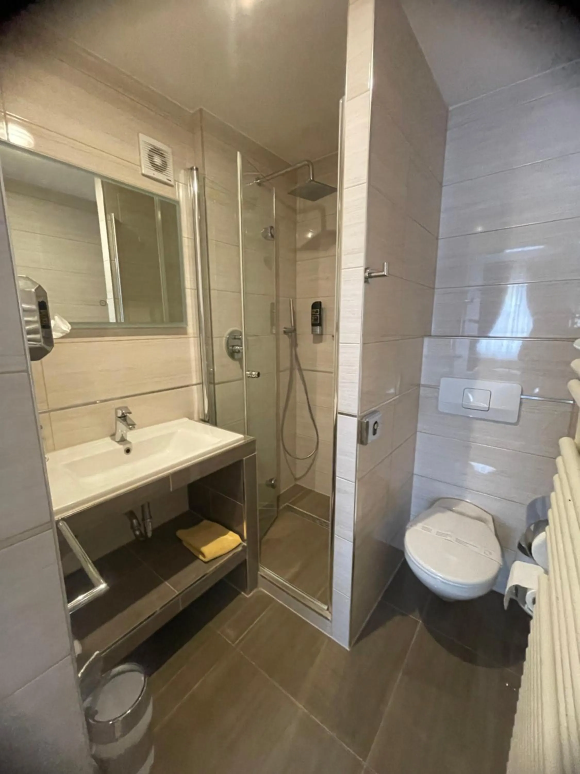 Shower in Hotel Sonne