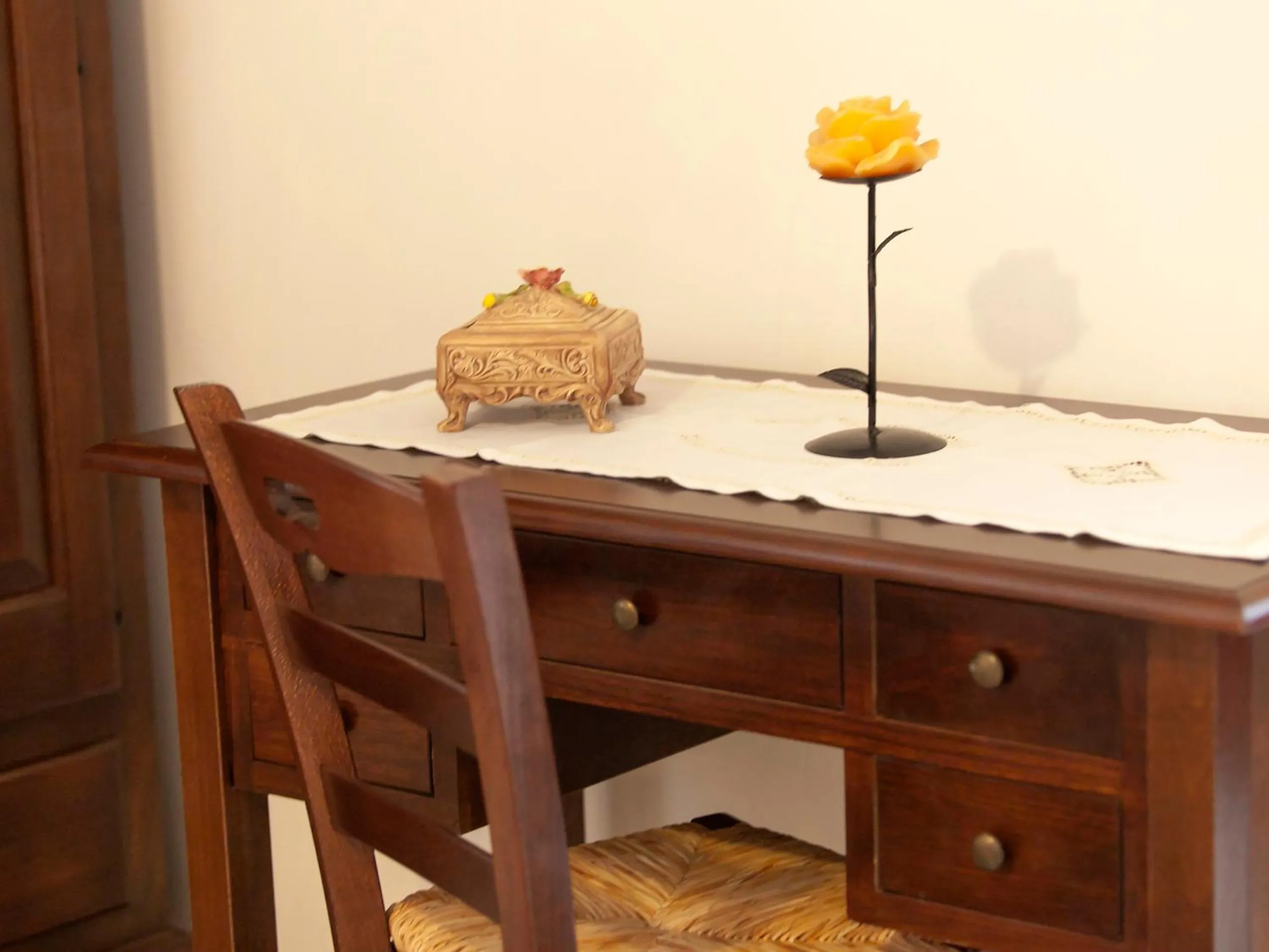 Decorative detail in Coppola di Seta