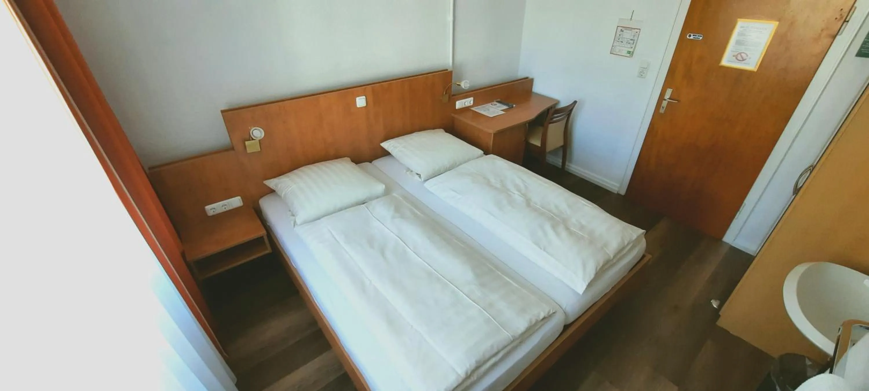 Photo of the whole room, Bed in RUTHMANN-Rheinblick GARNI