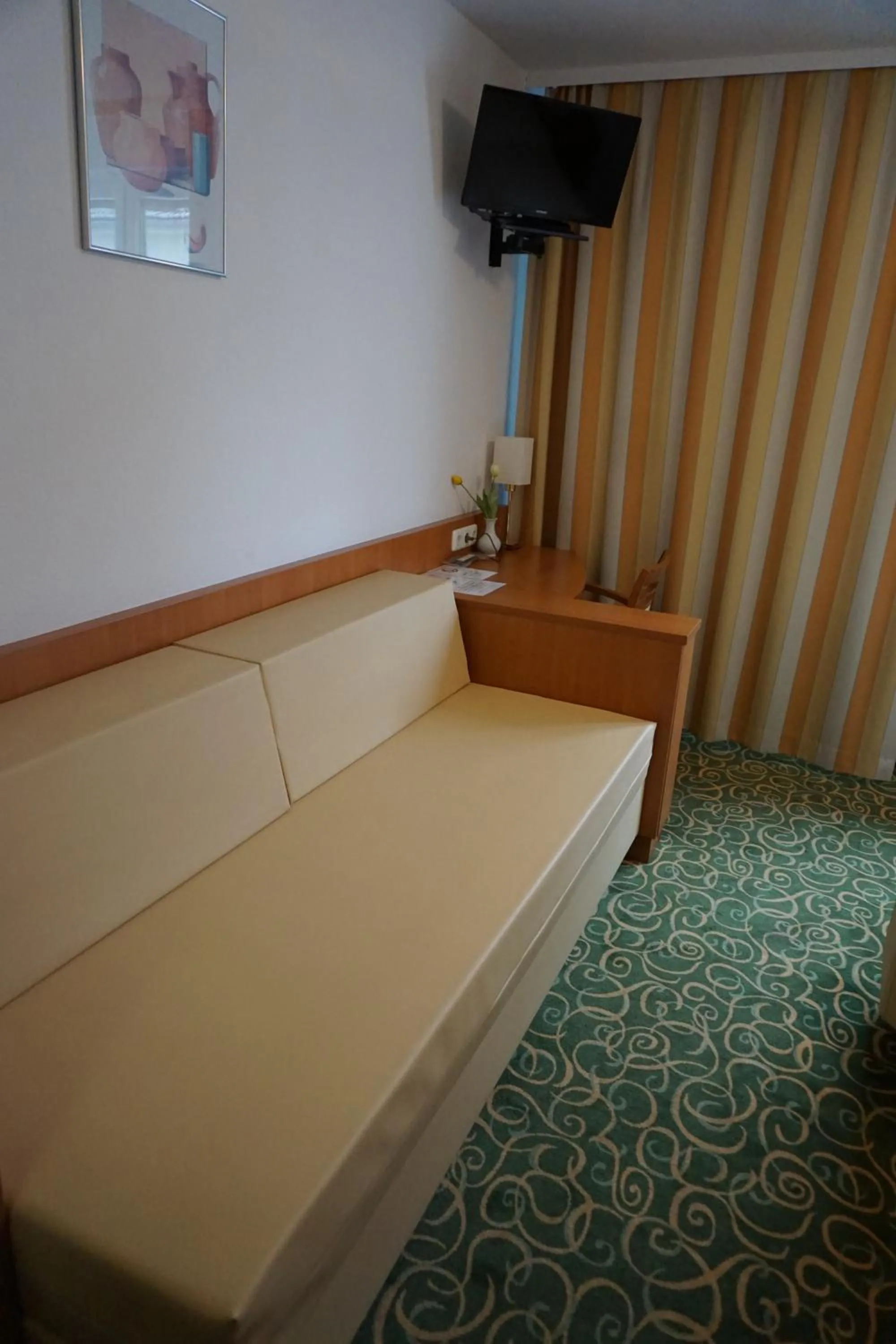 TV and multimedia, Bed in RUTHMANN-Rheinblick GARNI