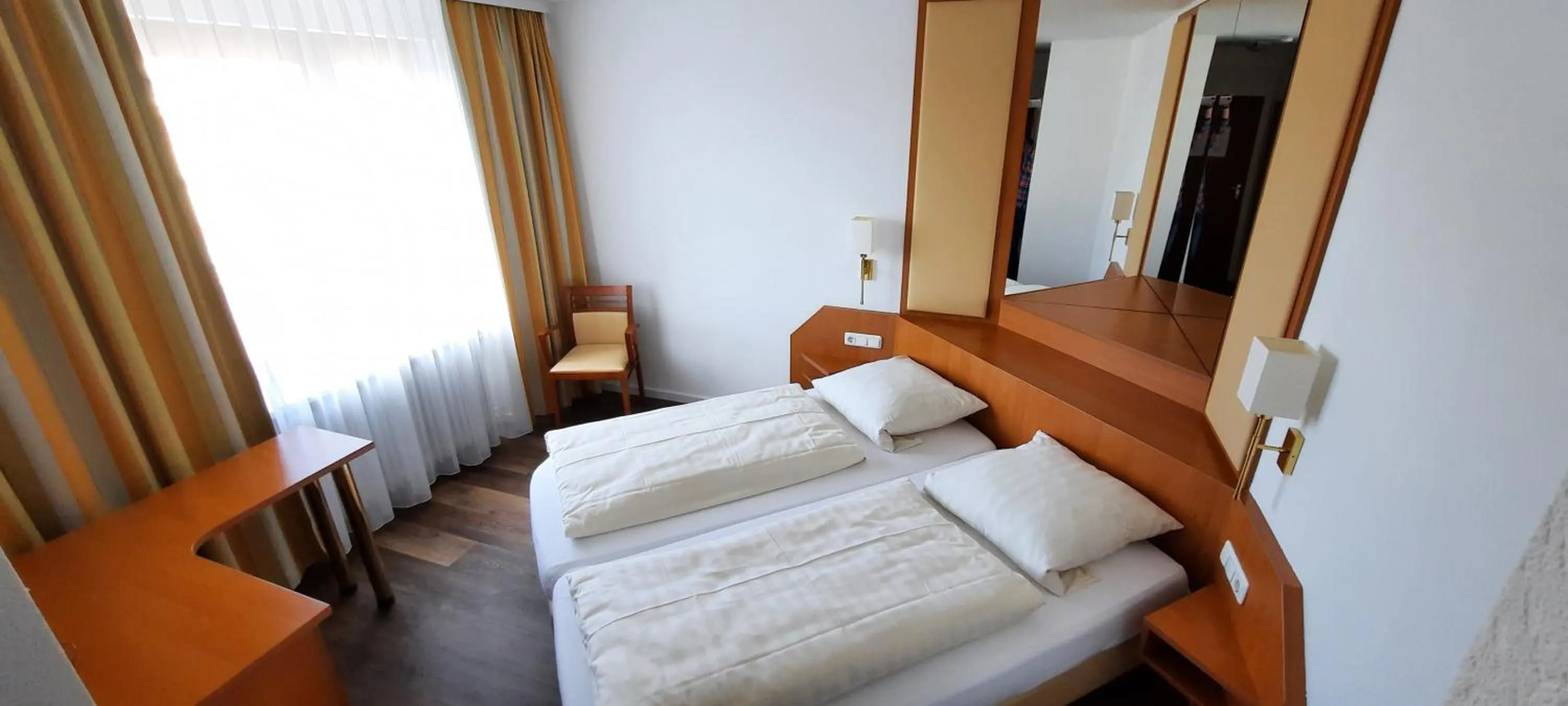 Photo of the whole room, Bed in RUTHMANN-Rheinblick GARNI