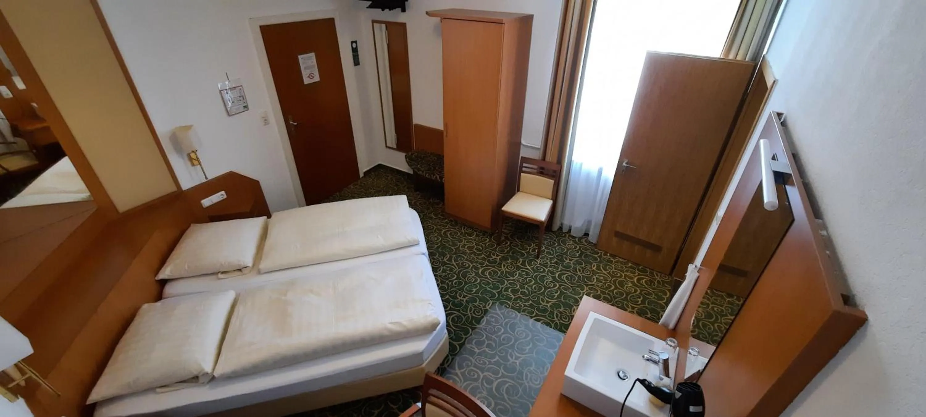 Photo of the whole room, Bed in RUTHMANN-Rheinblick GARNI