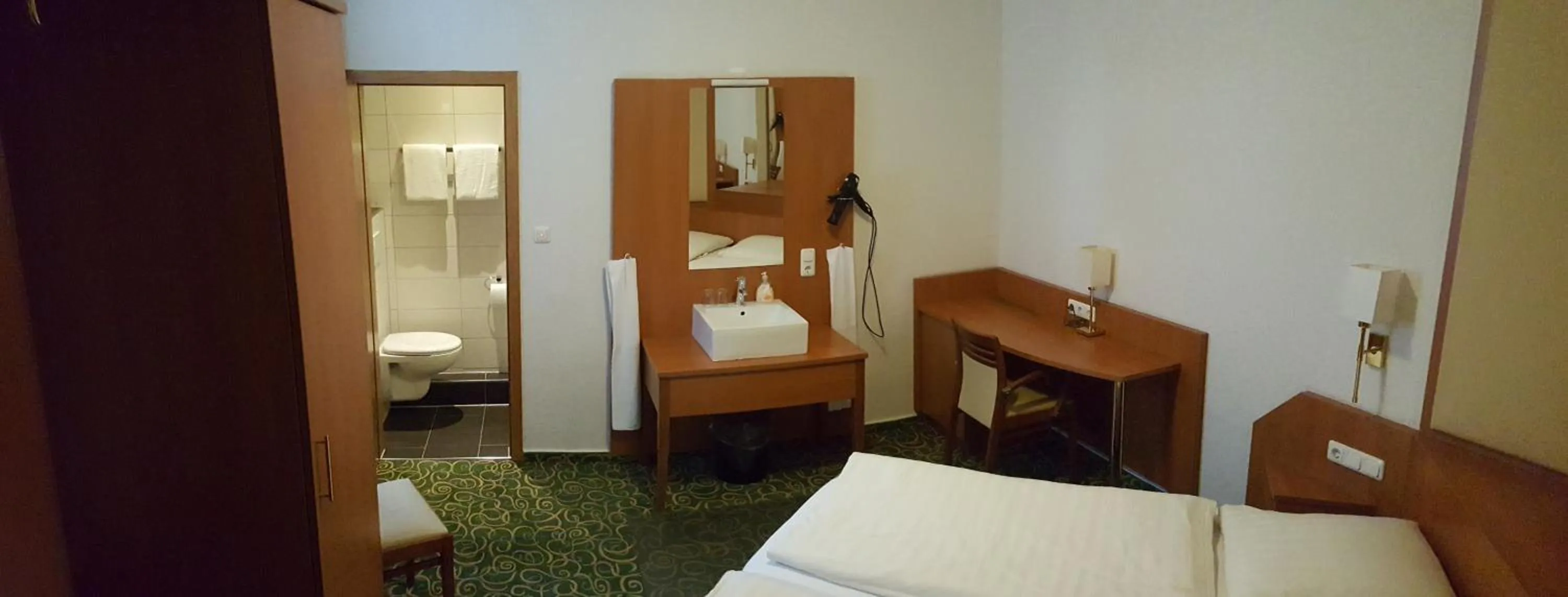 Photo of the whole room, Bed in RUTHMANN-Rheinblick GARNI