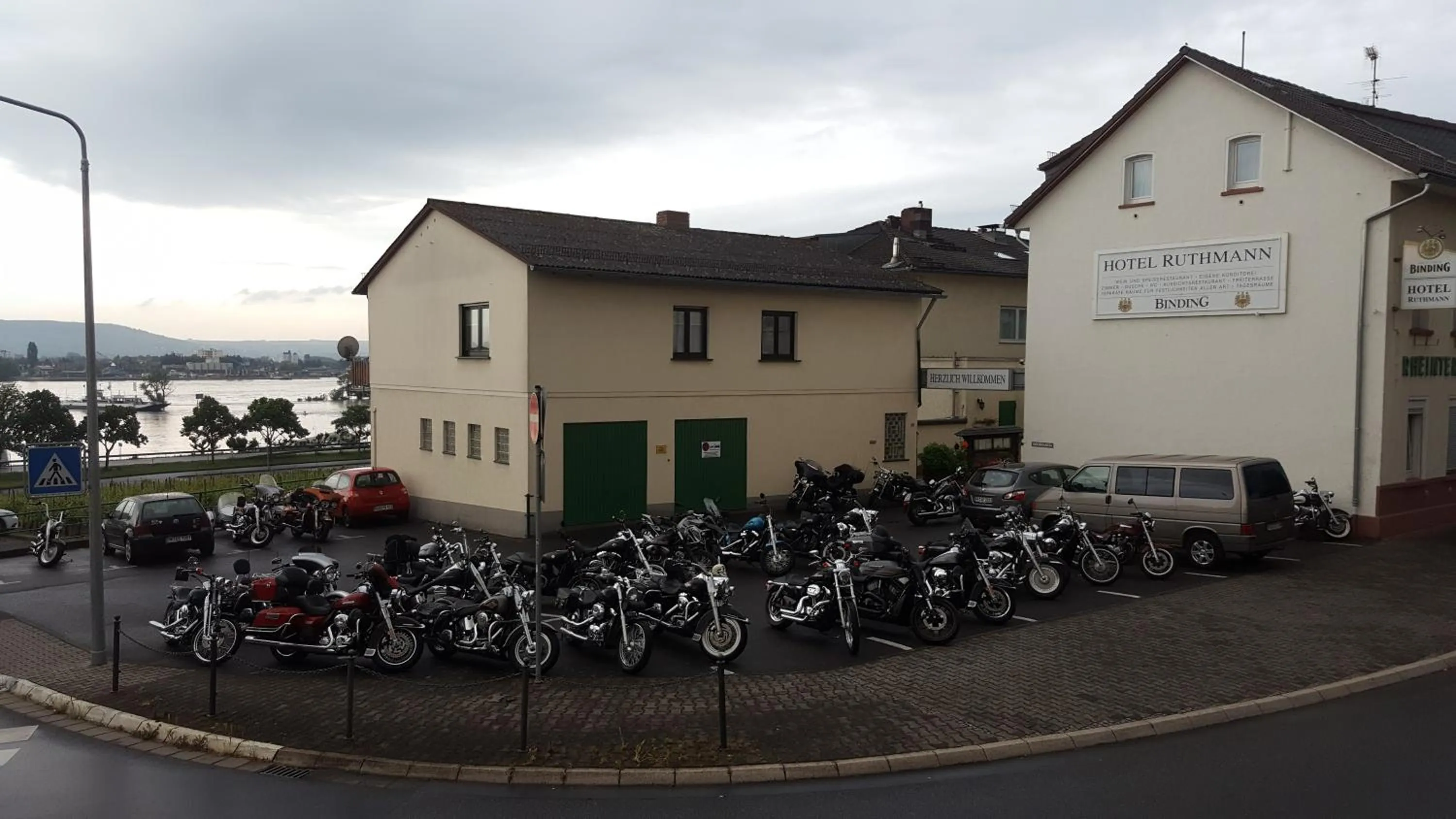 Cycling in RUTHMANN-Rheinblick GARNI