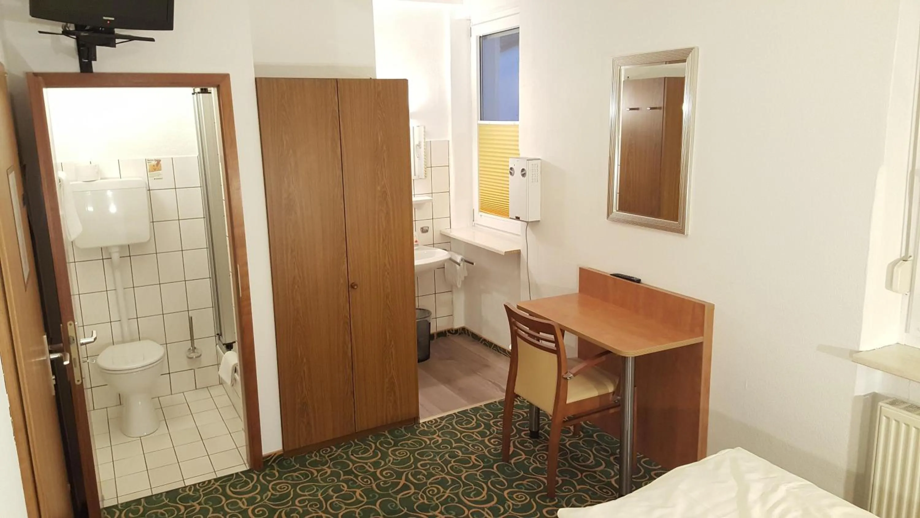 Bathroom, Bed in RUTHMANN-Rheinblick GARNI