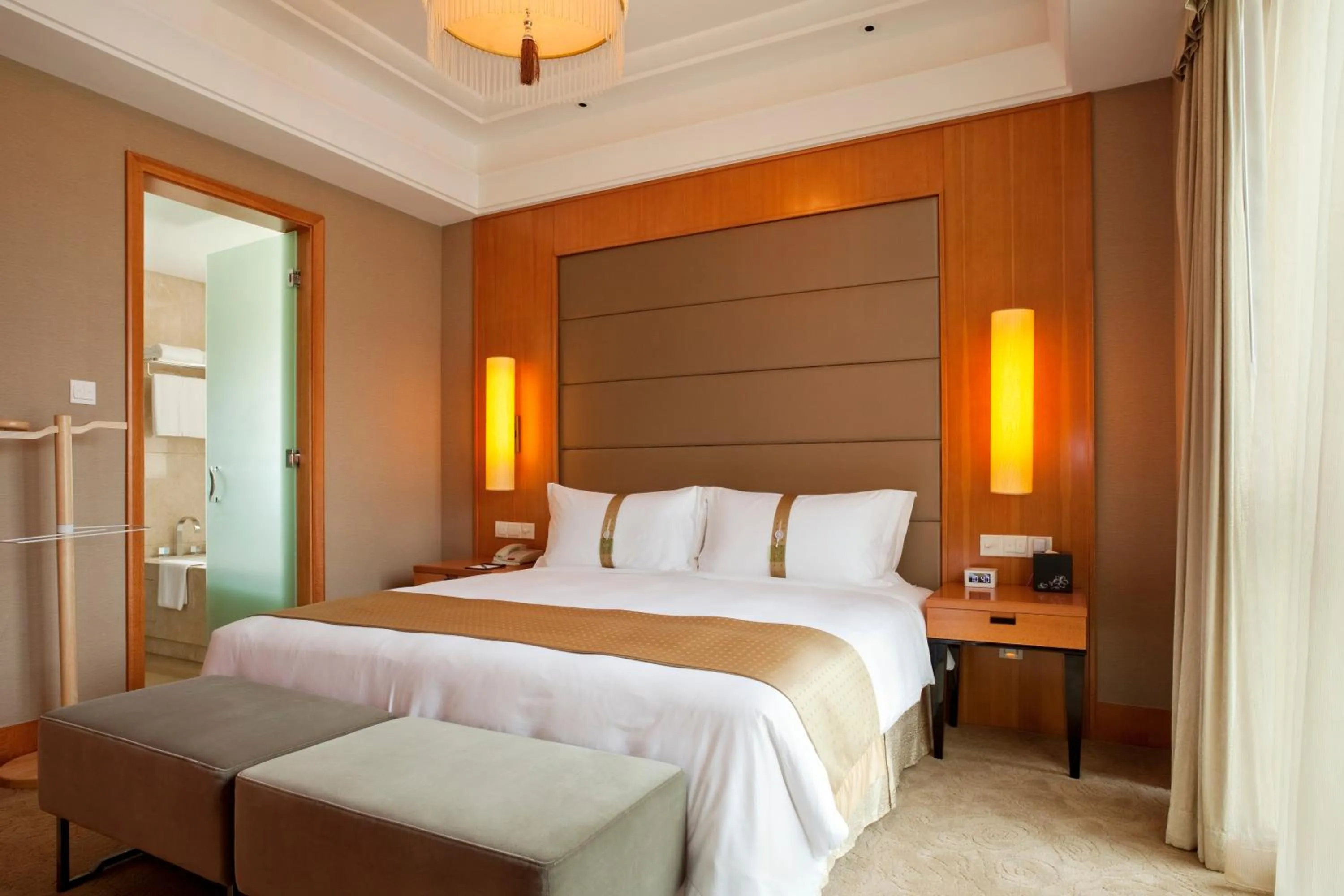 Bedroom in Holiday Inn Hangzhou CBD by IHG