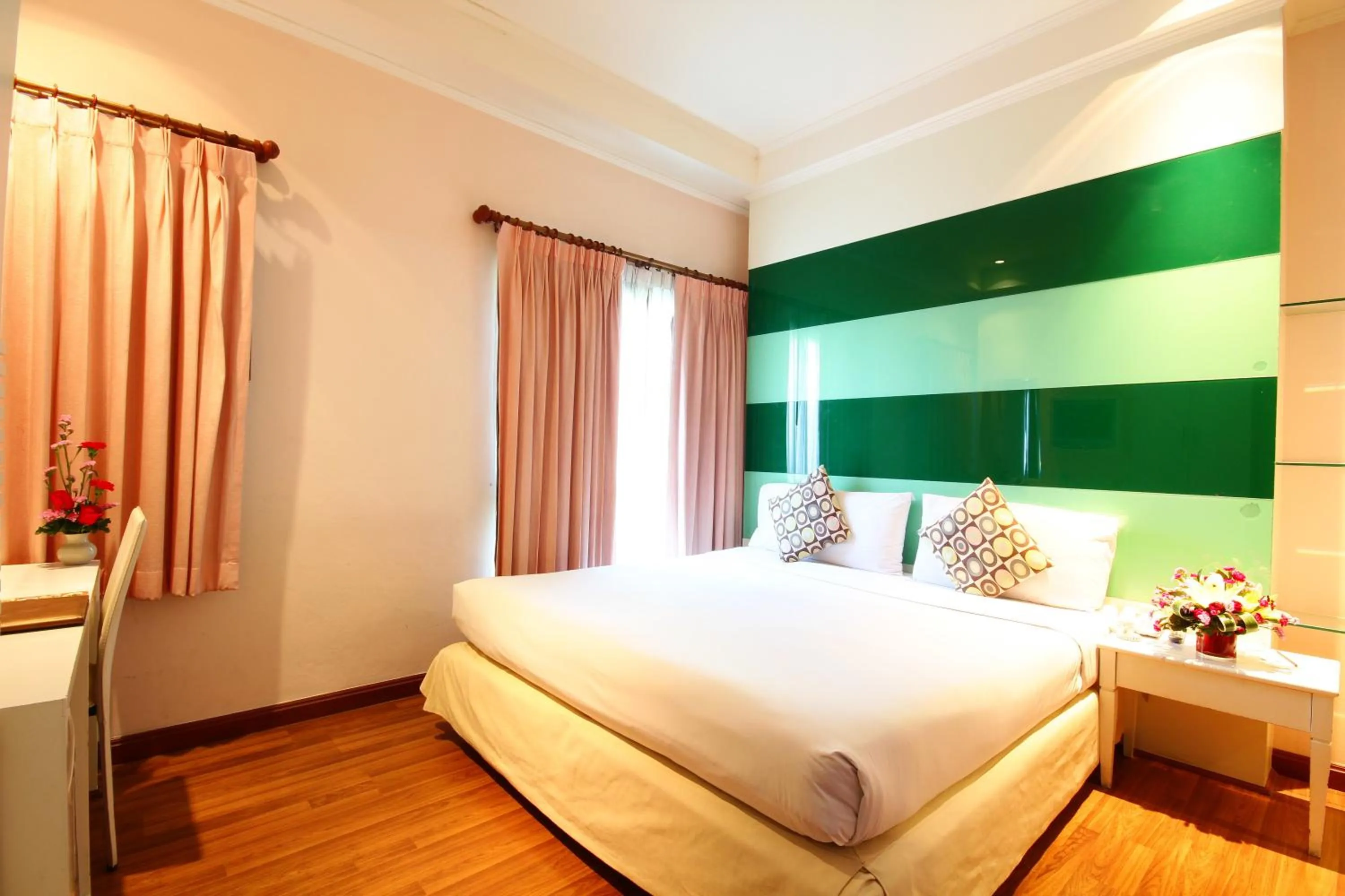 Photo of the whole room, Bed in Calypzo Bangkok