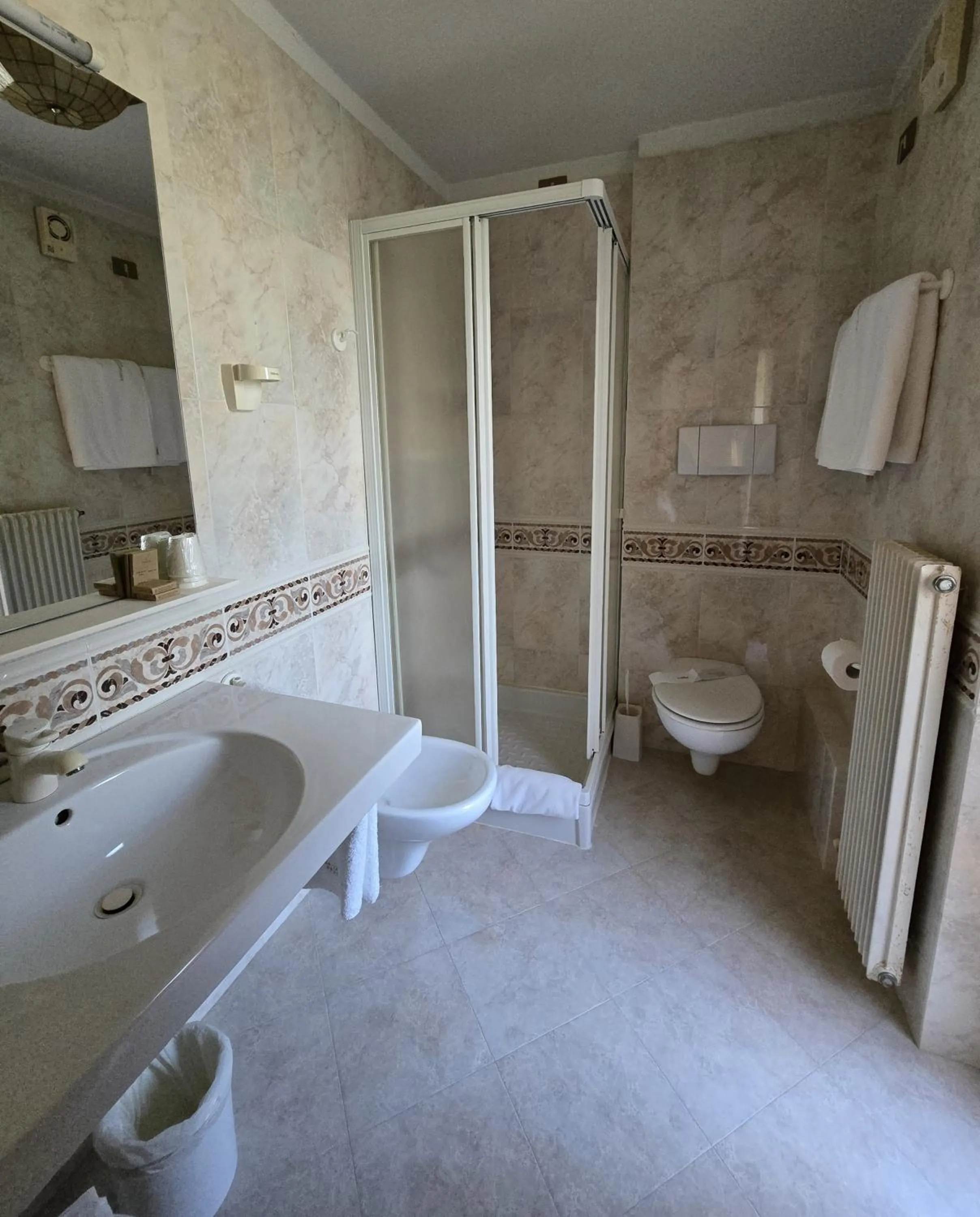 Shower in Hotel Lorenzetti